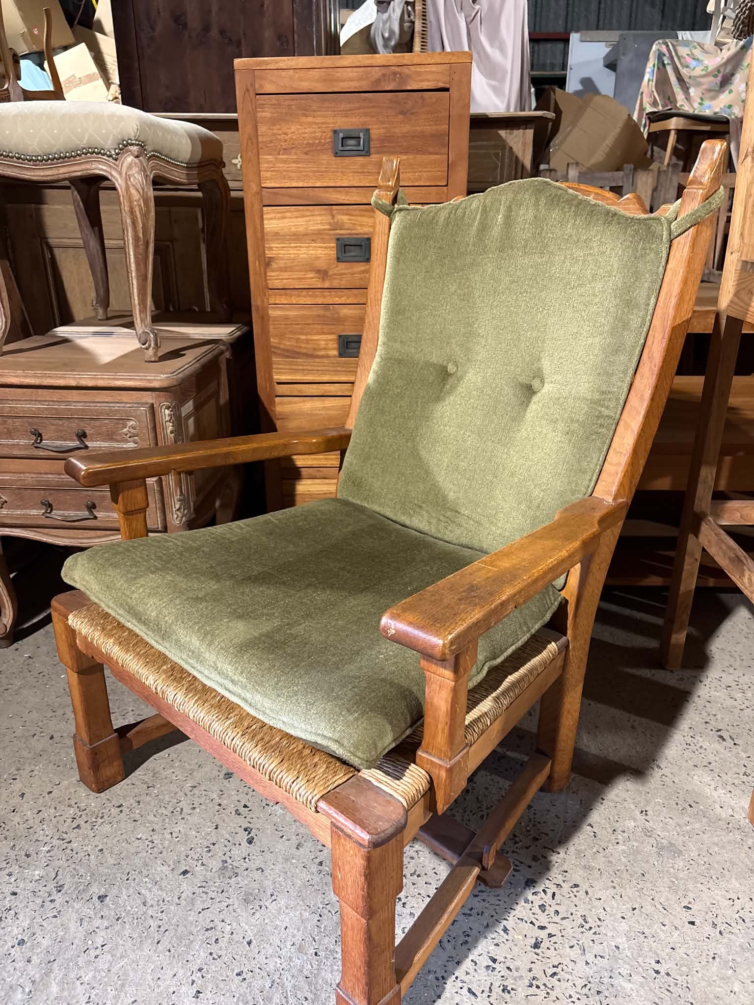 Fauteuil vintage bois et velours vert olive