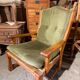 Fauteuil vintage bois et velours vert olive