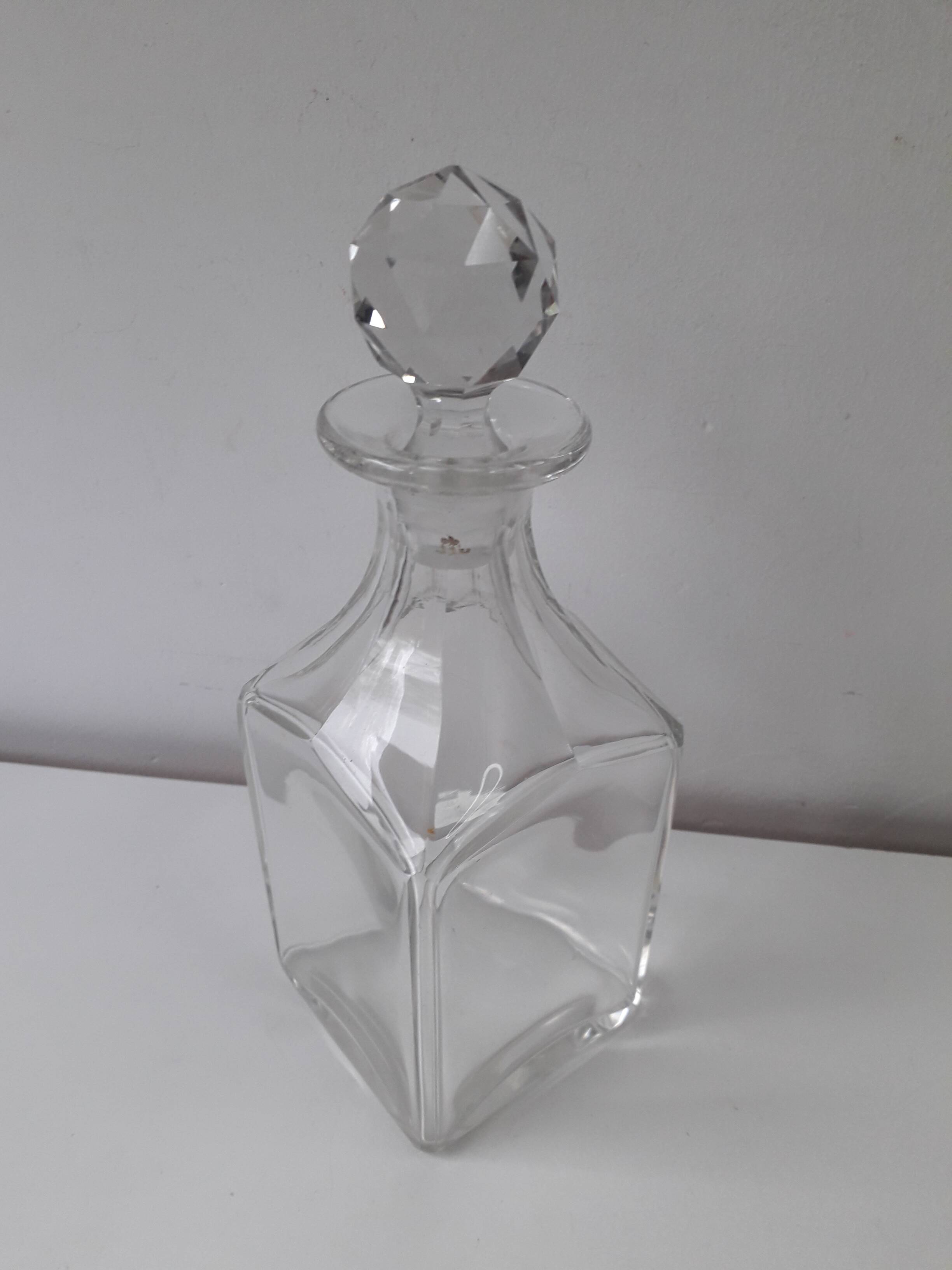 Whisky or liqueur carafe in cut Baccarat crystal.