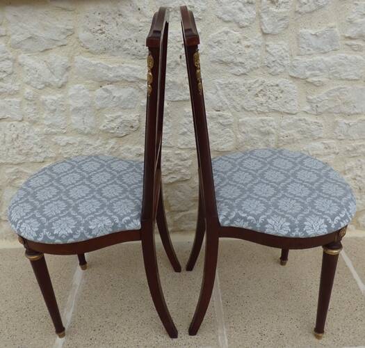 Paire de chaises de style classique en bois, laiton et tissu