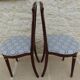 Paire de chaises de style classique en bois, laiton et tissu