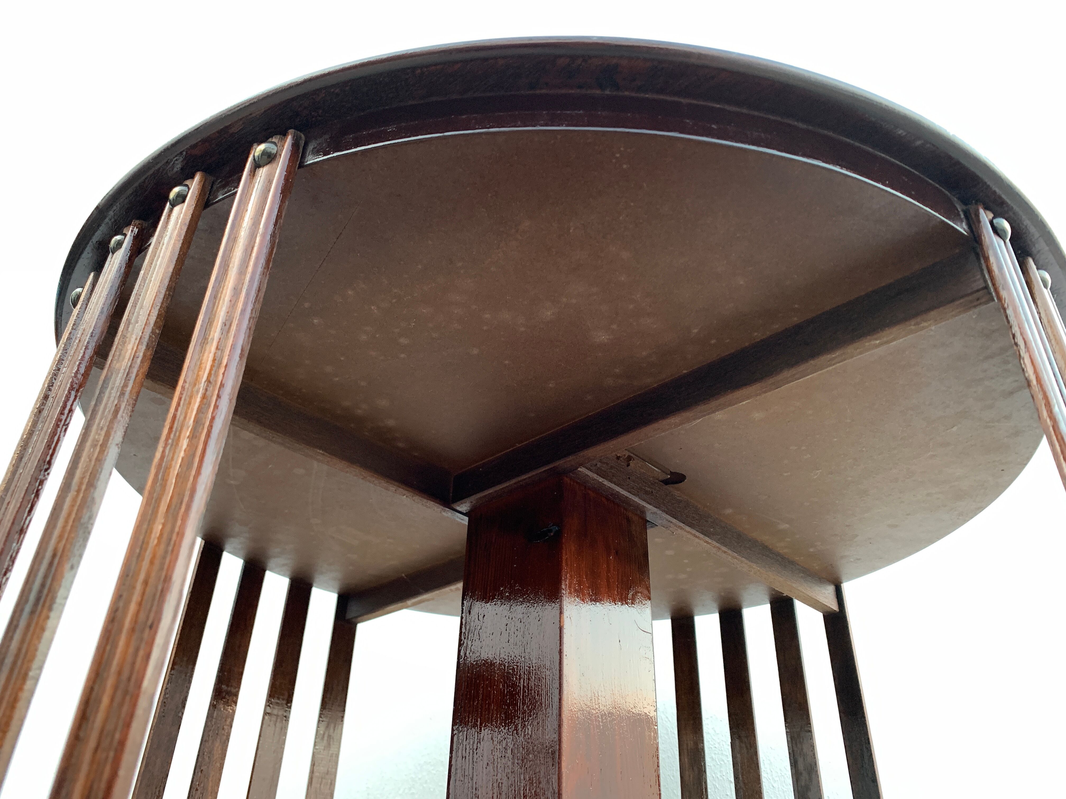 Bibliothèque bois contemporaine ronde tournante sur roulettes, style édouardien