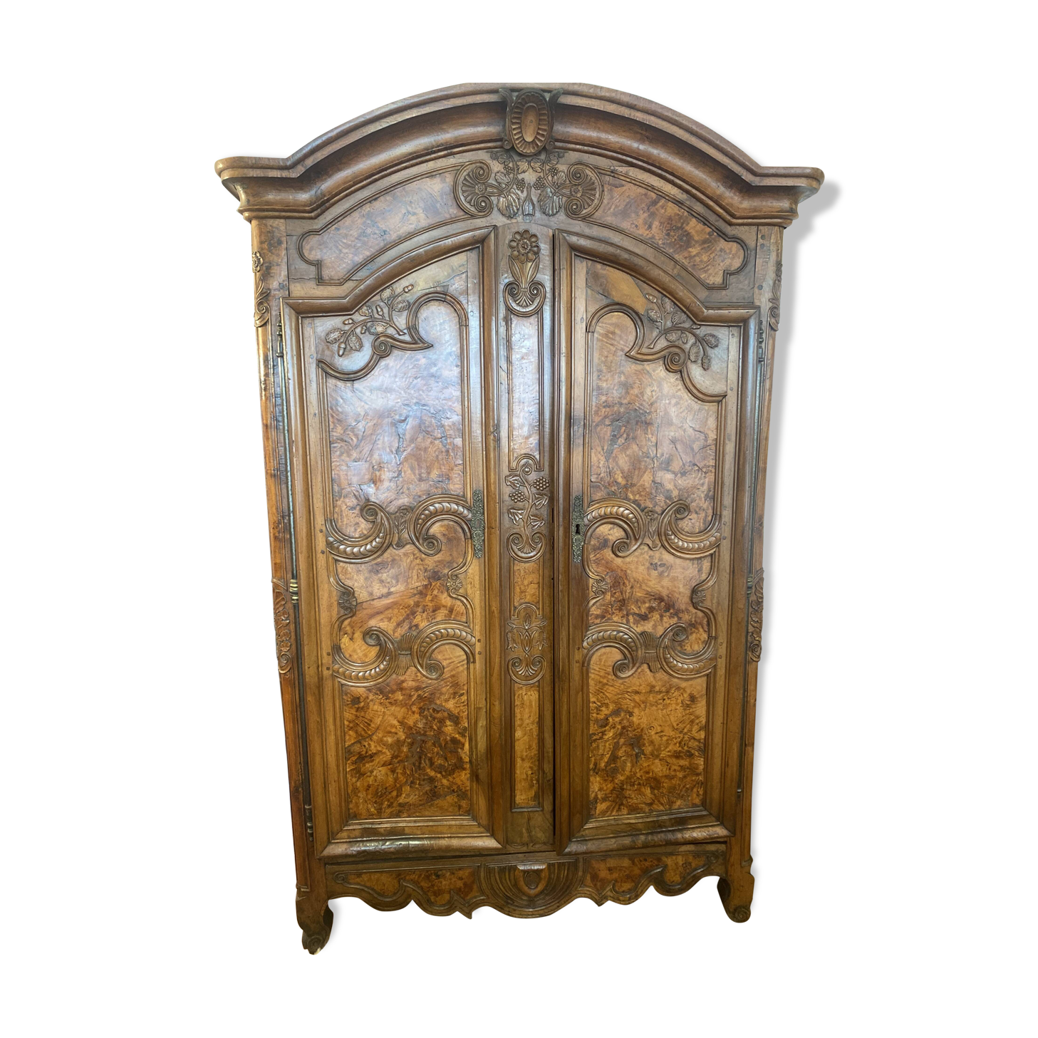 Bressane wardrobe with arched cornice, walnut and fresne magnifying glass.