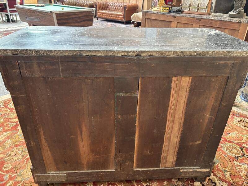 Commode époque restauration en placage d'acajou flammé