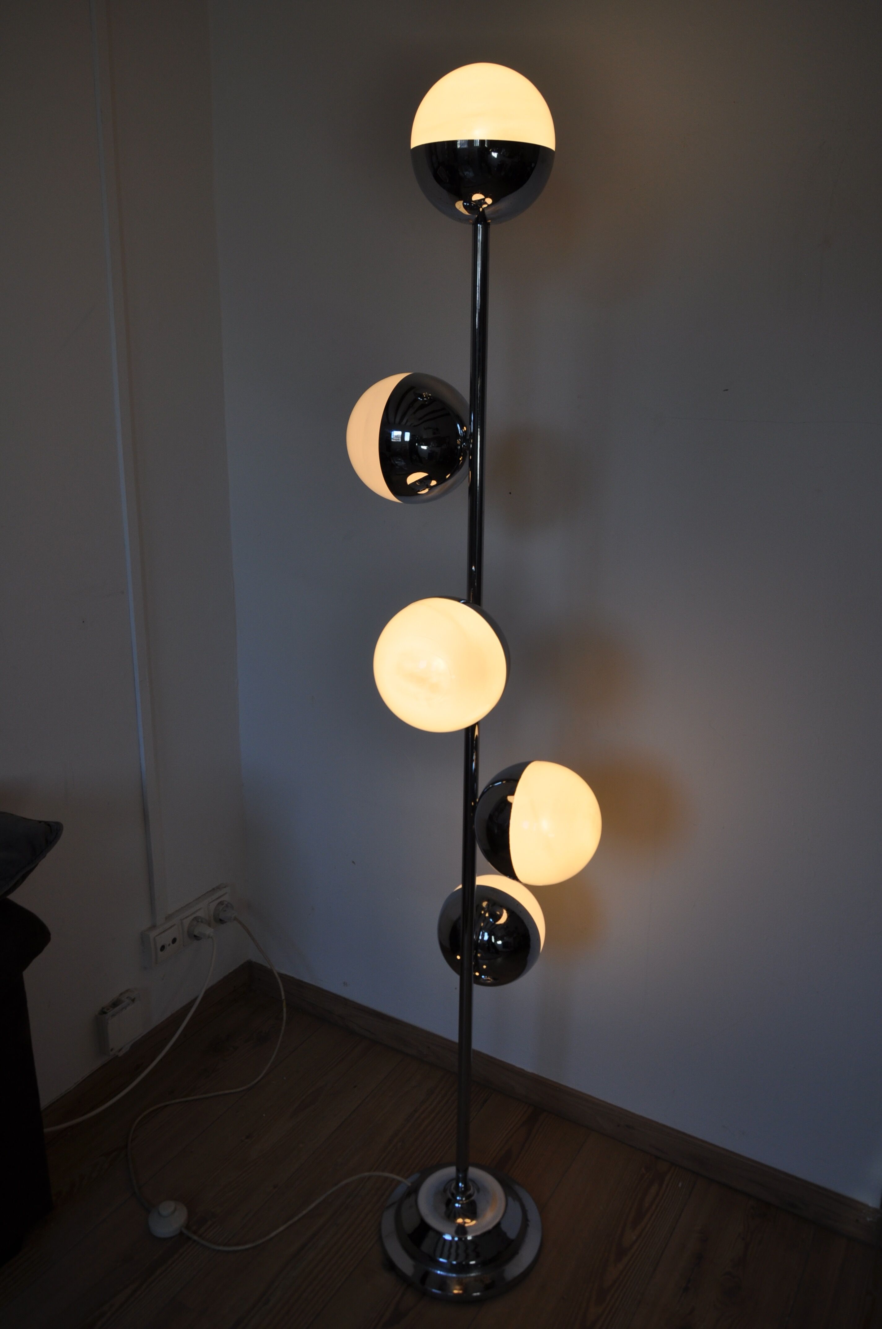Lampadaire spirale chromé, design 70
