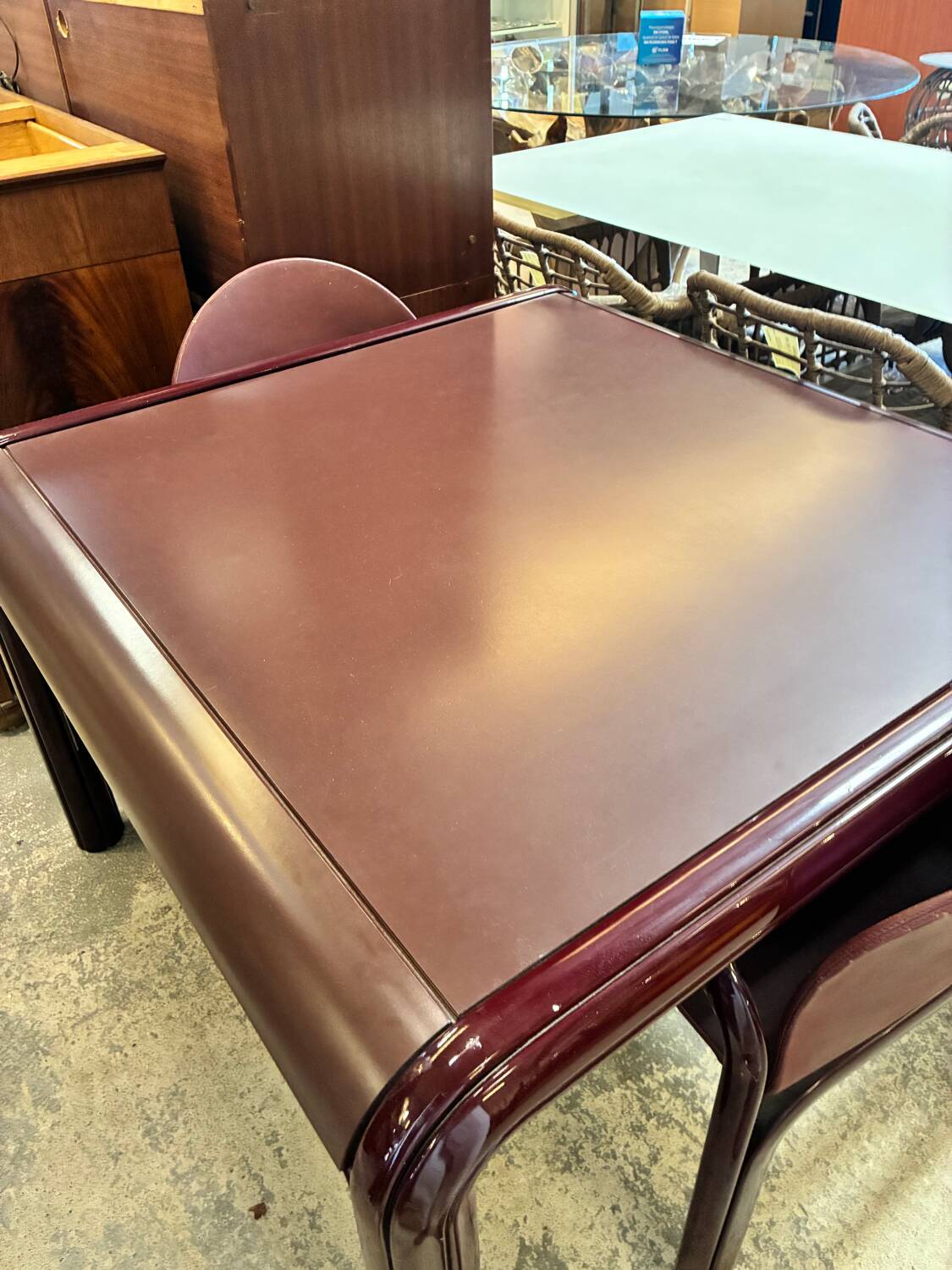 Gae Aulenti Orsay model table with 4 matching chairs – Vintage and elegant design