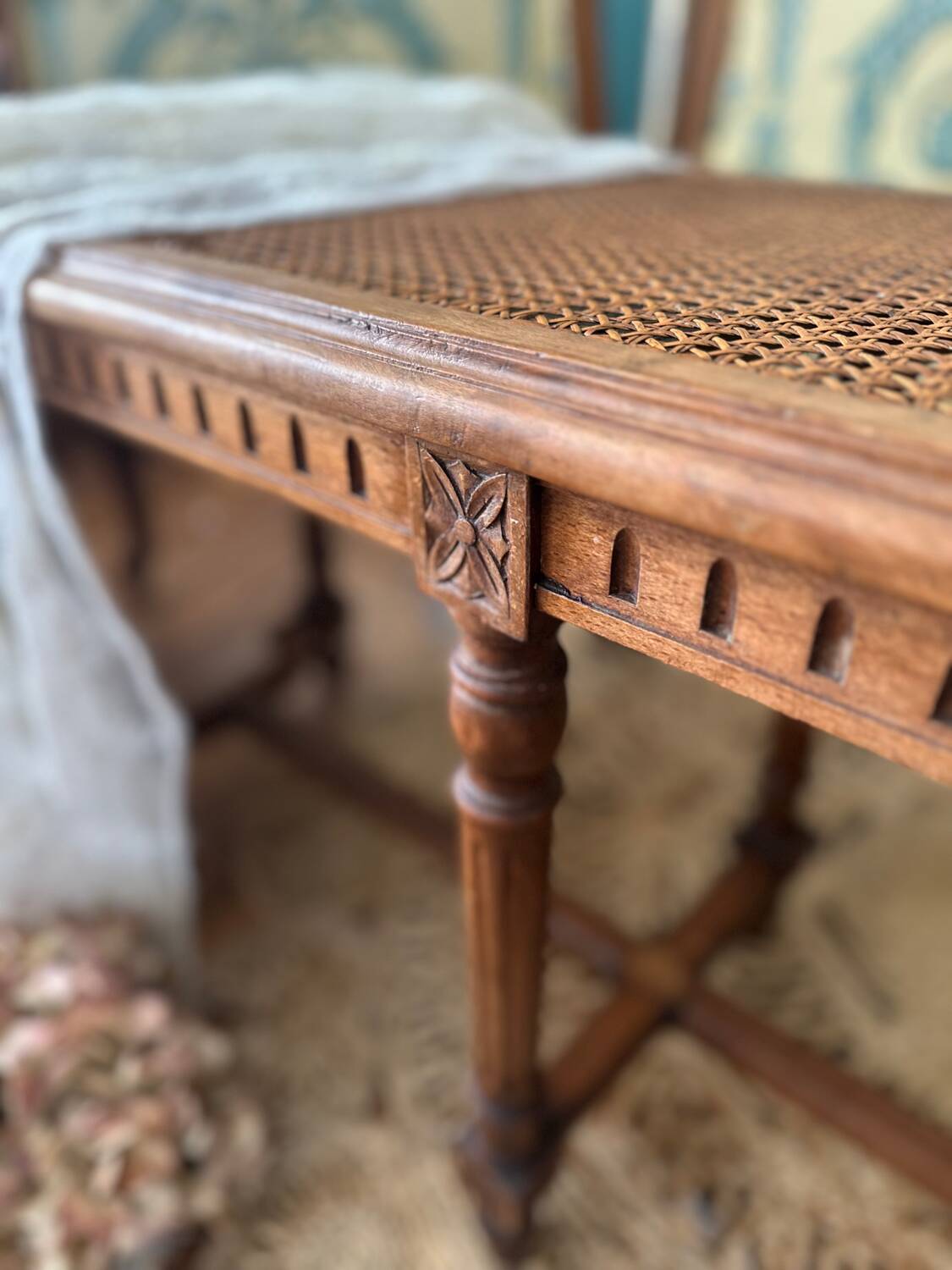 Piano bench seat in cane