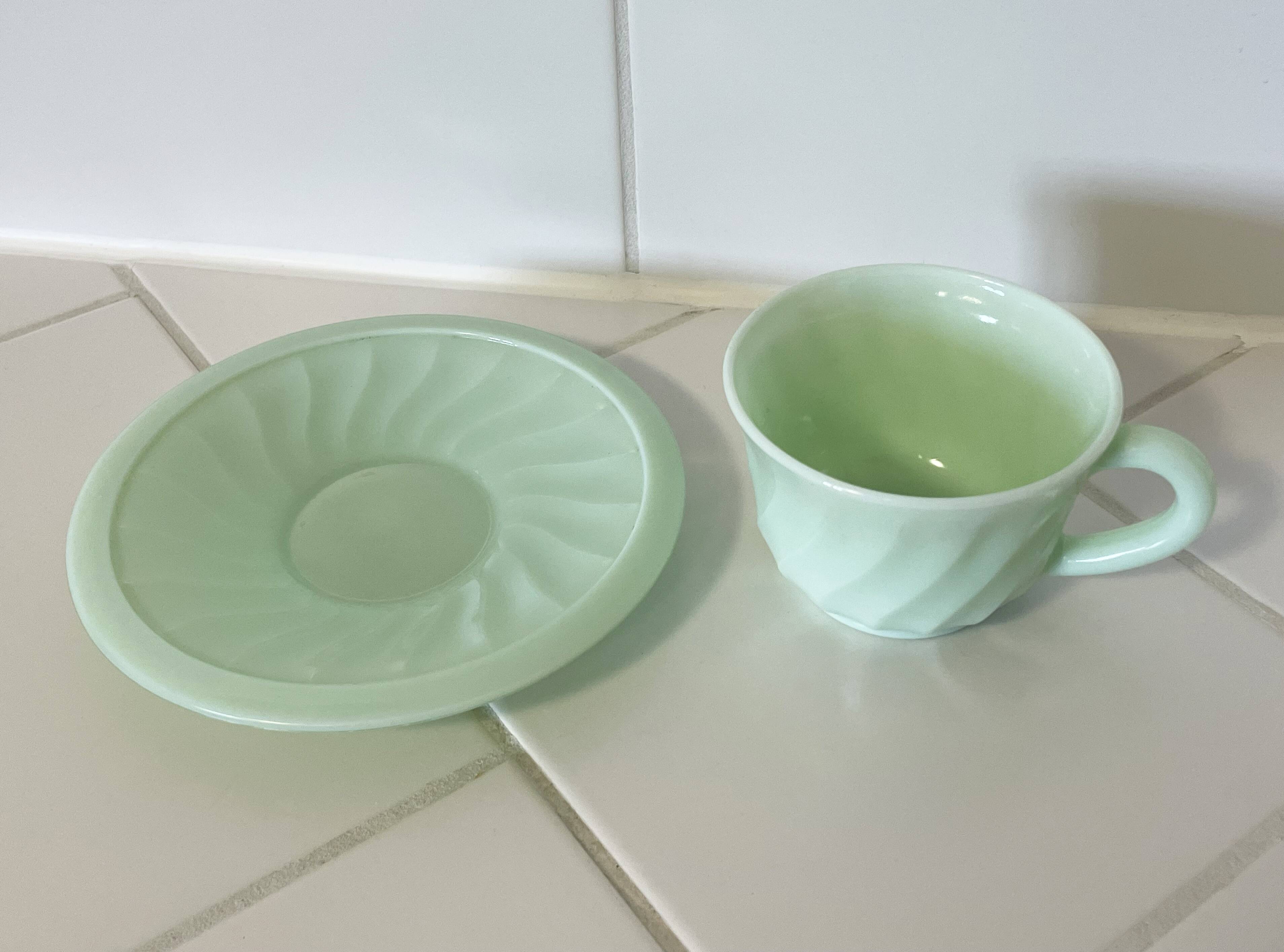 Tasse à thé et soucoupe en opaline vert menthe à motif tourbillon, fabriquées en France