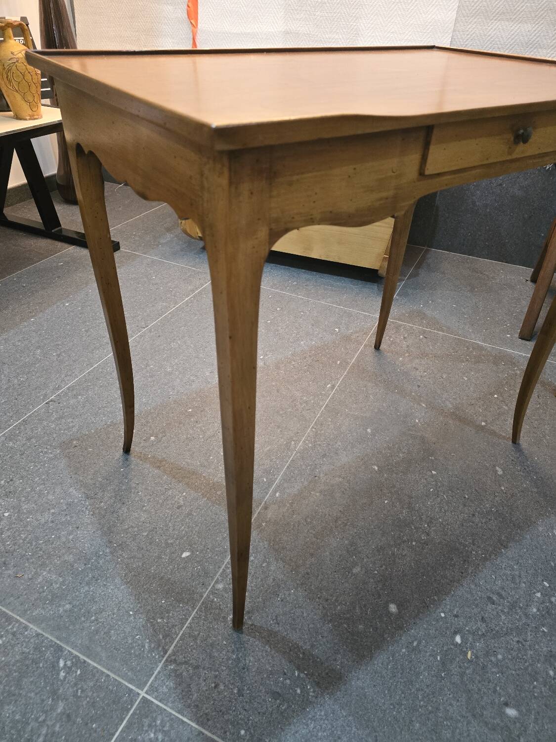 Table d’appoint en noyer style Louis XV