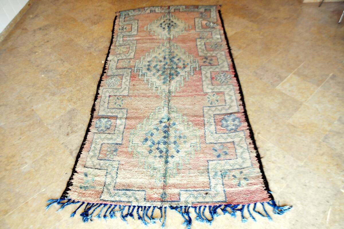 Vintage Moroccan Berber rug Boujaad 305 x 140 cm
