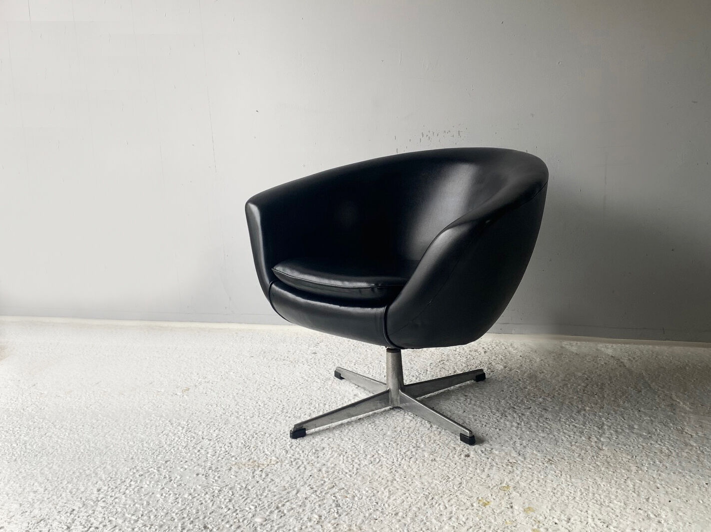 2 mid century Swedish 1960’s swivel ‘pod’ chairs by Overman