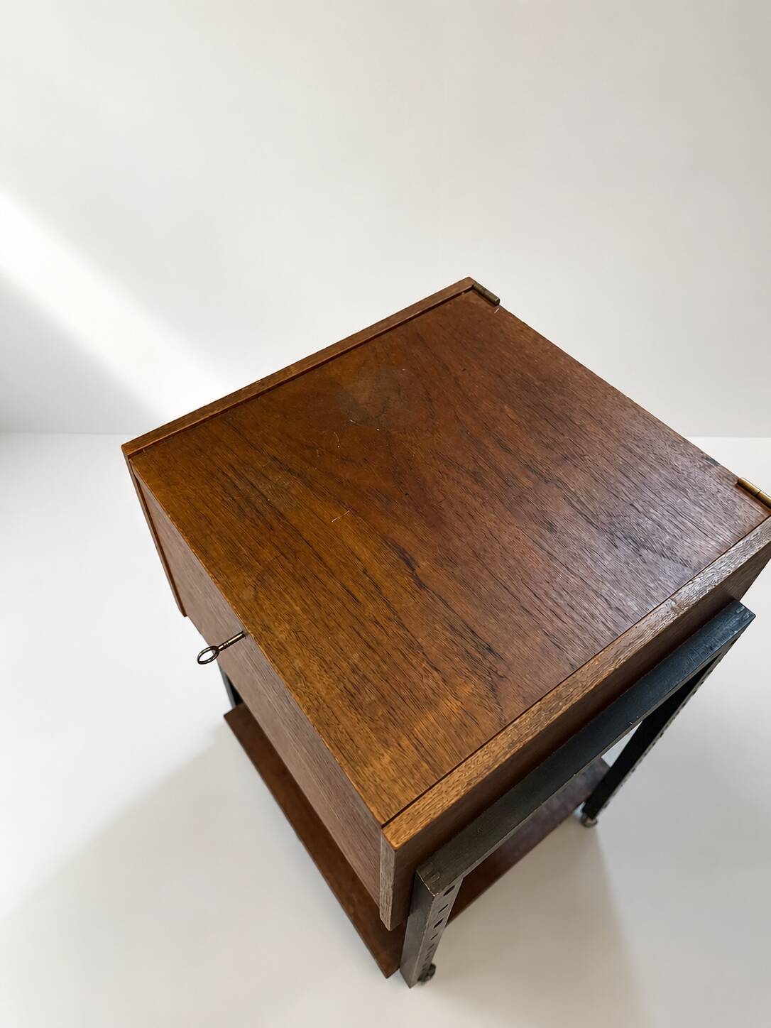 Table d'appoint / chariot des années 50 en bois et métal