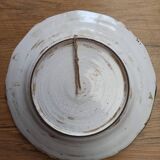 Assiette en faïence de l'est à décor d'une fleur de pavot à maturité