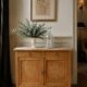 Buffet Art Déco en bois naturel, charme authentique.