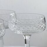 5 verres à pied à cocktail en verre ciselé.