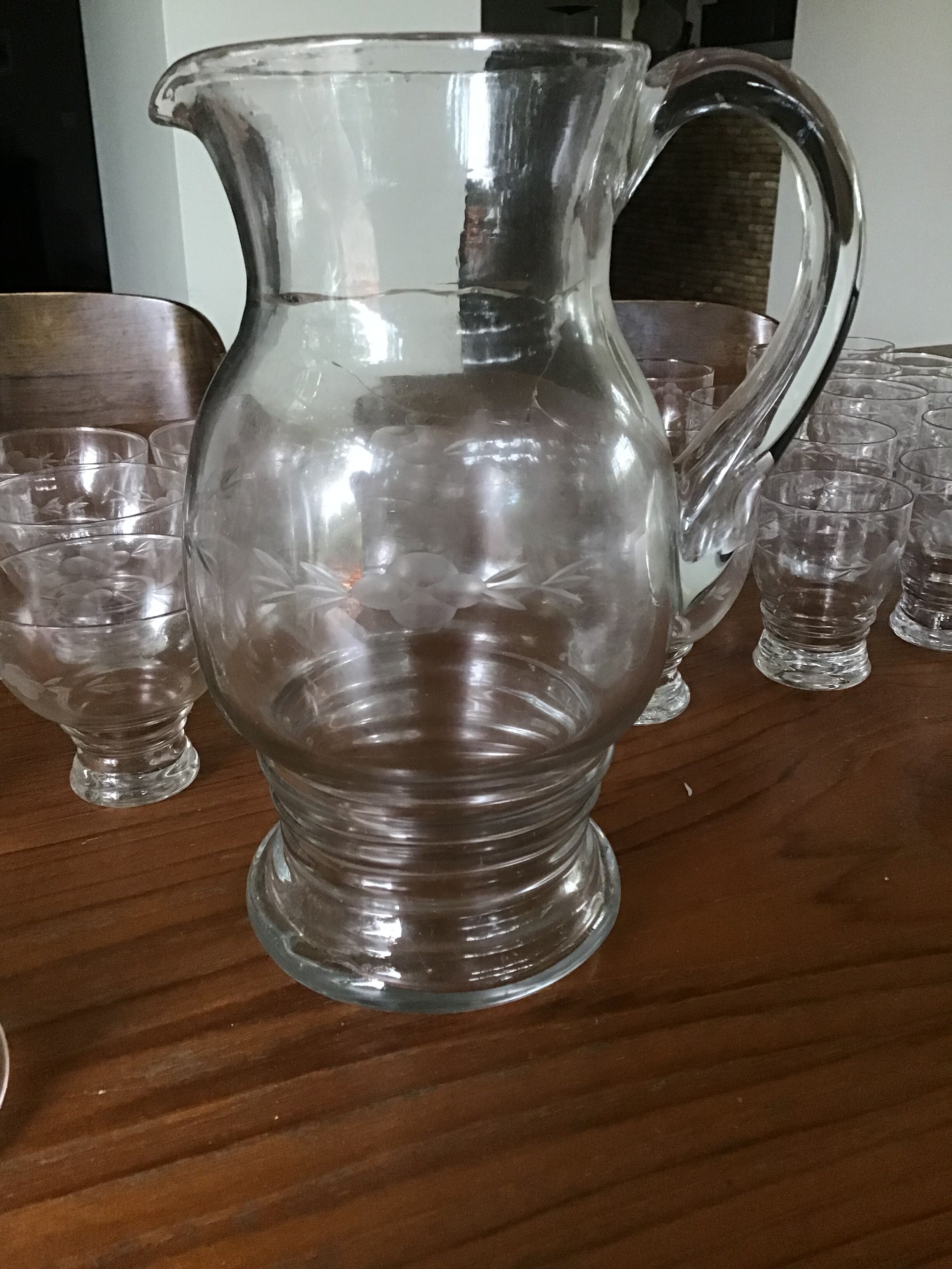 Service de verres avec carafes, pichet et dessous de  bouteille