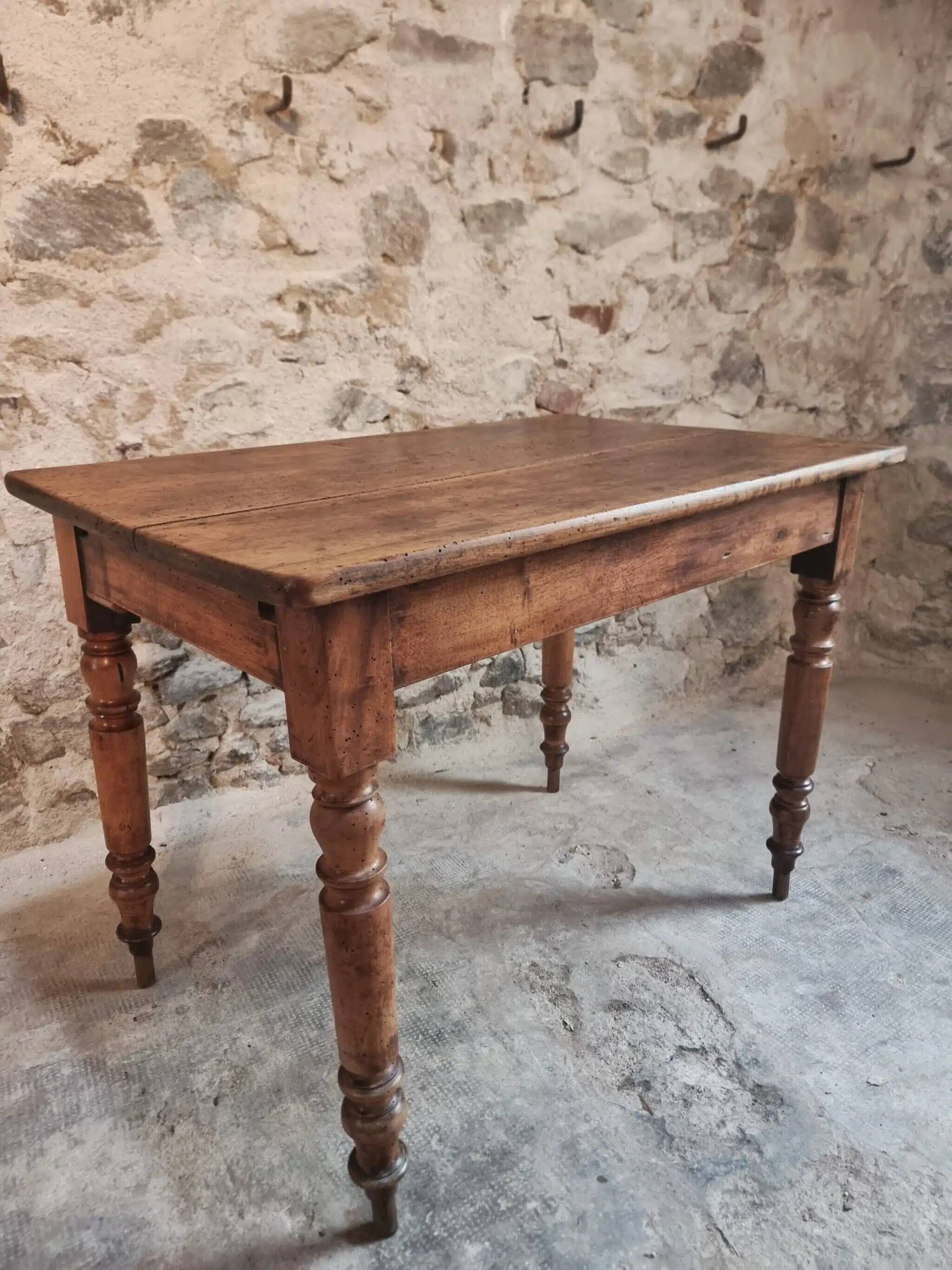 Table française ancienne en noyer – Table de cuisine ou bureau du XIXe siècle avec tiroir (100 × 64 × 74 cm)