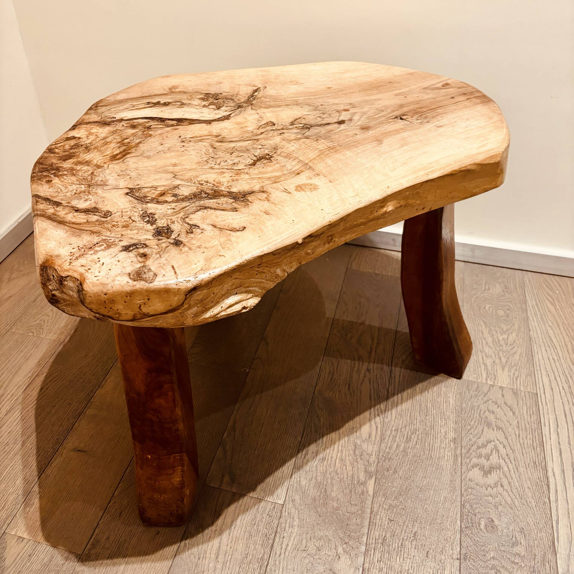 Table basse bois naturel brutaliste