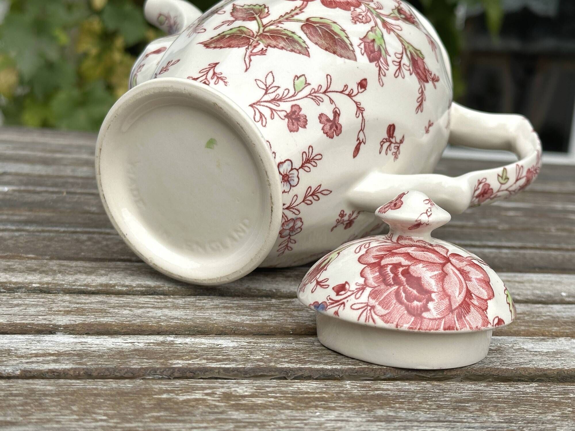 Vintage coffee pot in English earthenware, Johnson Brothers Rose Chintz model.