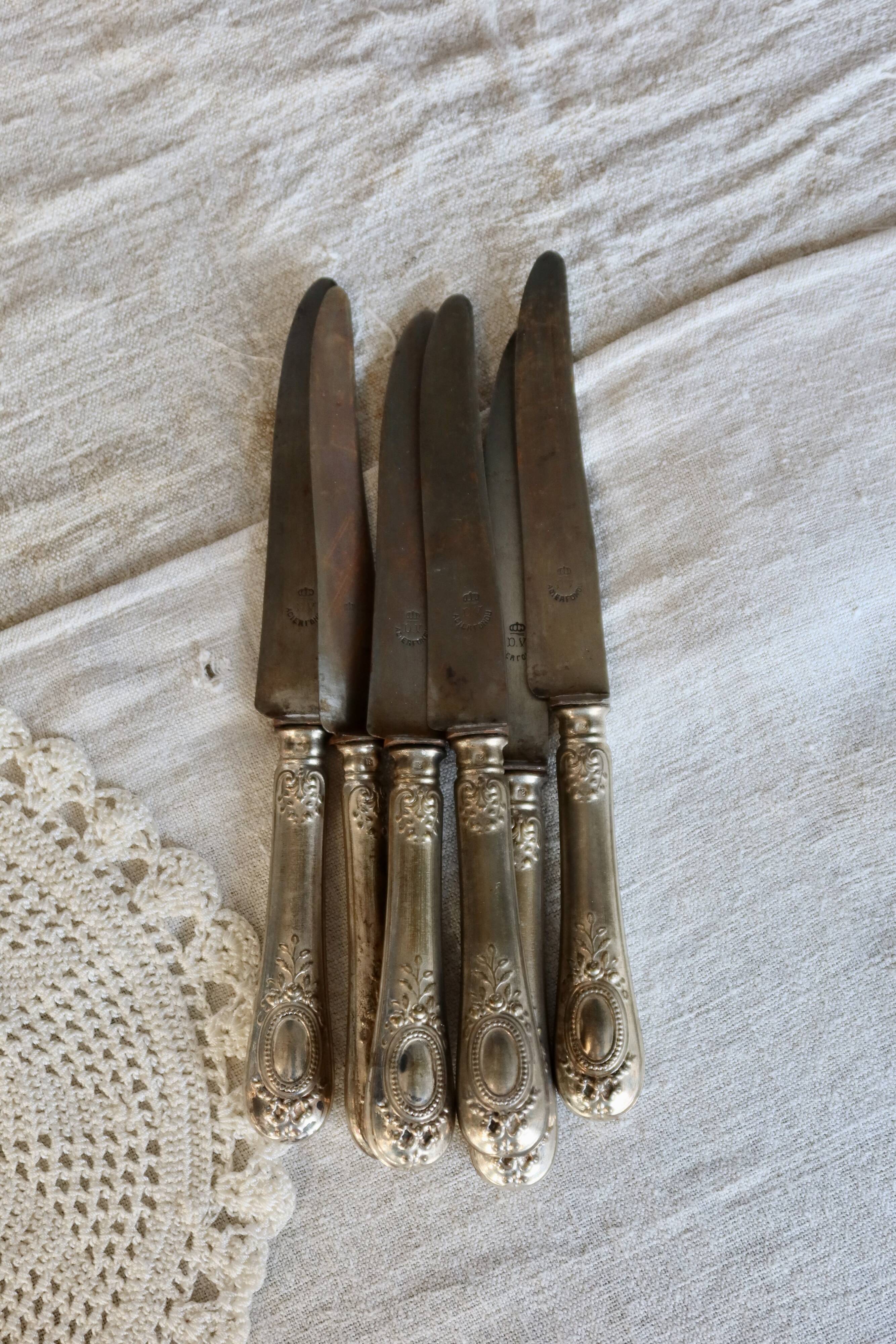 6 antique metal knives - Handles decorated with cartouches and scrolls