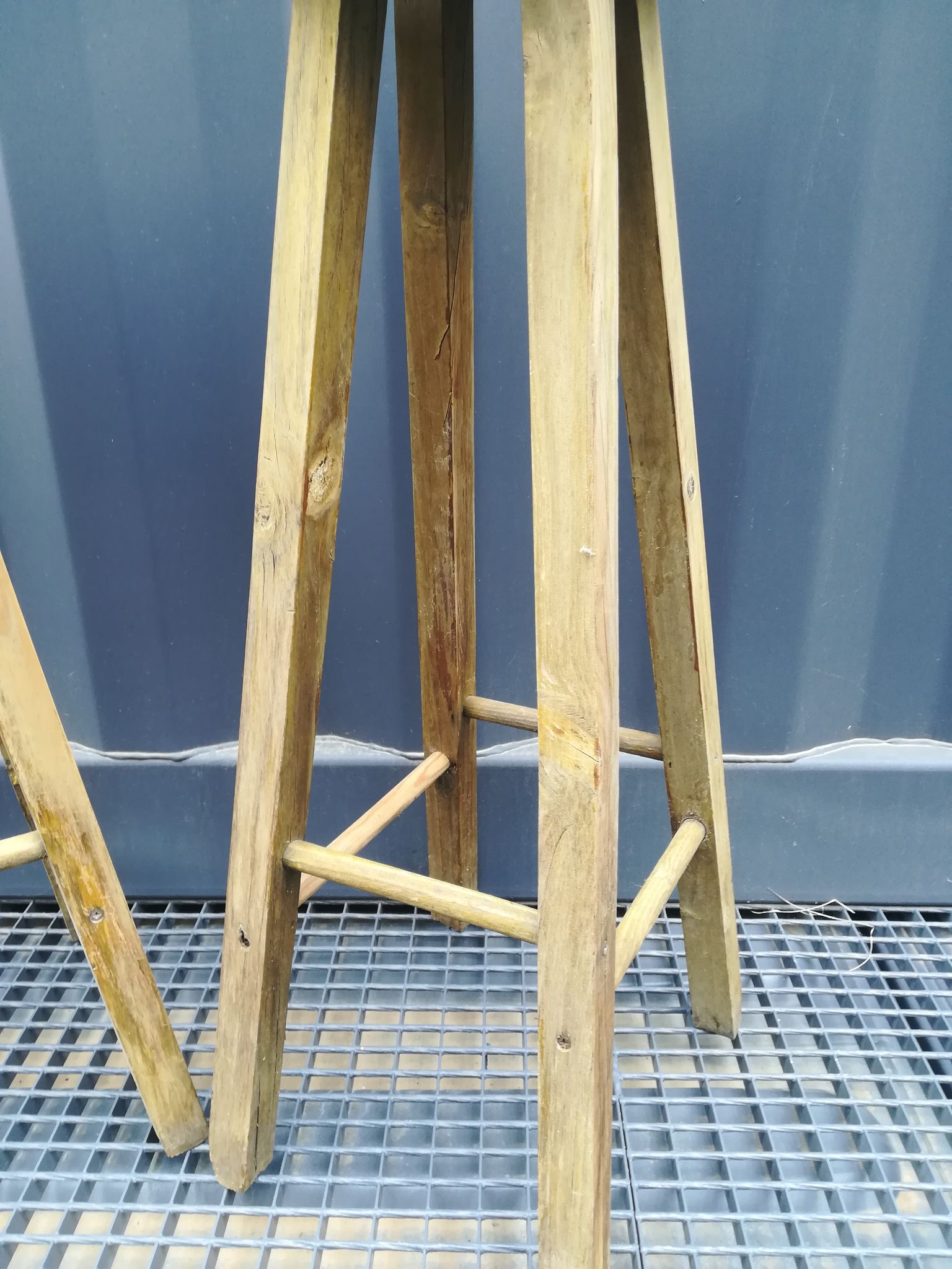 Duo de sellettes en bois brut