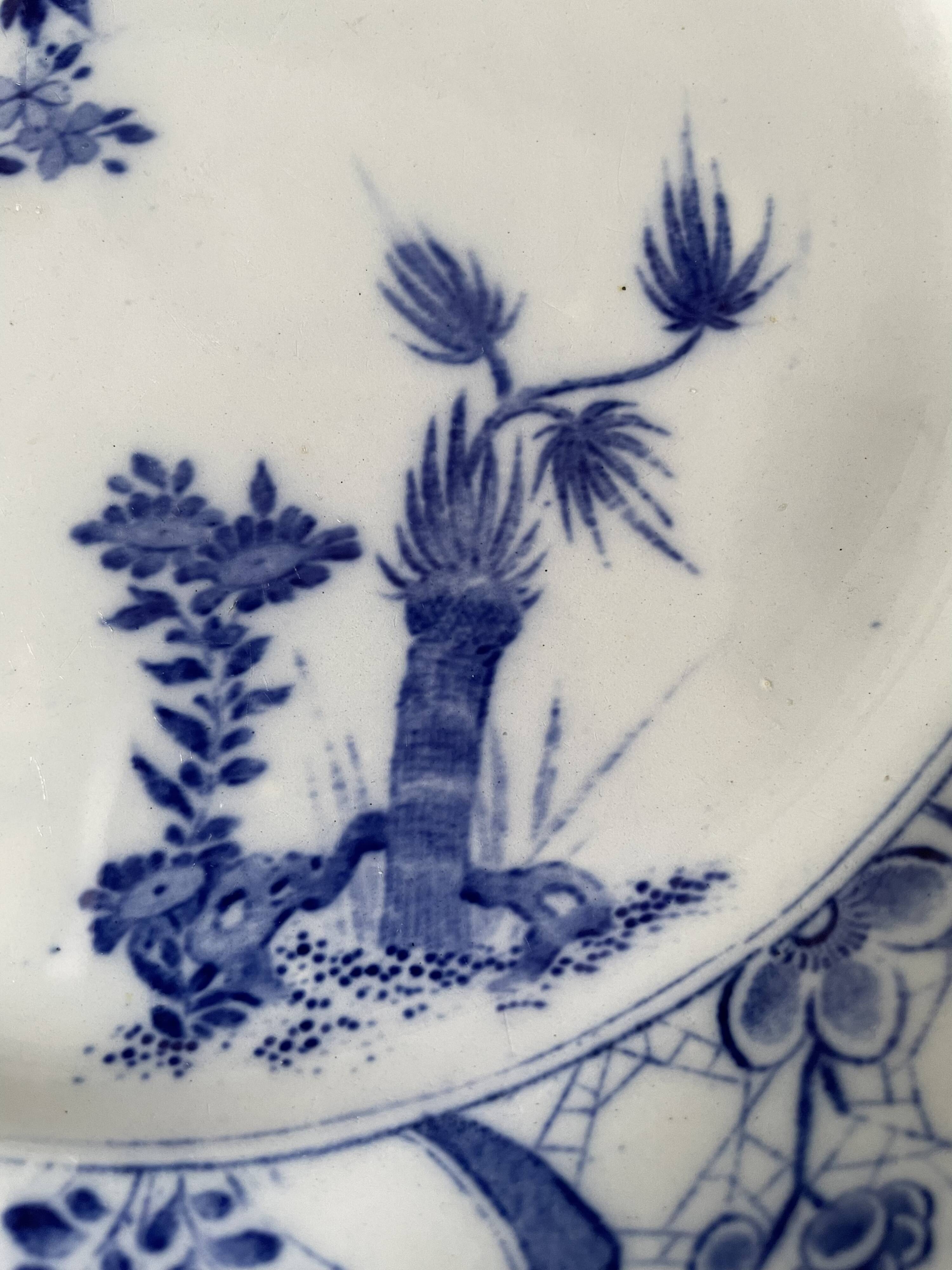 Assiette sur piédouche en faïence bleue et blanche Creil & Montereau, service "Japon", XIXème siècle