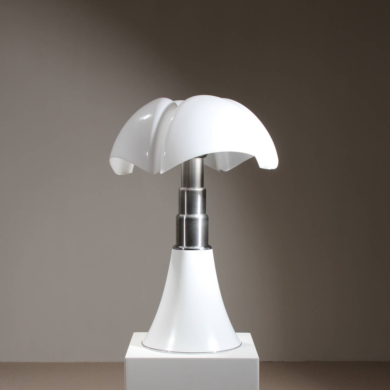 Lampe 'Pipistrello 620' par Gae Aulenti pour Martinelli Luce, Italie