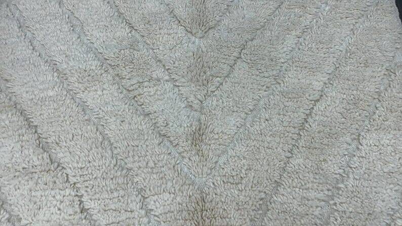 Handcrafted Moroccan rug decorated 250cm x 150cm