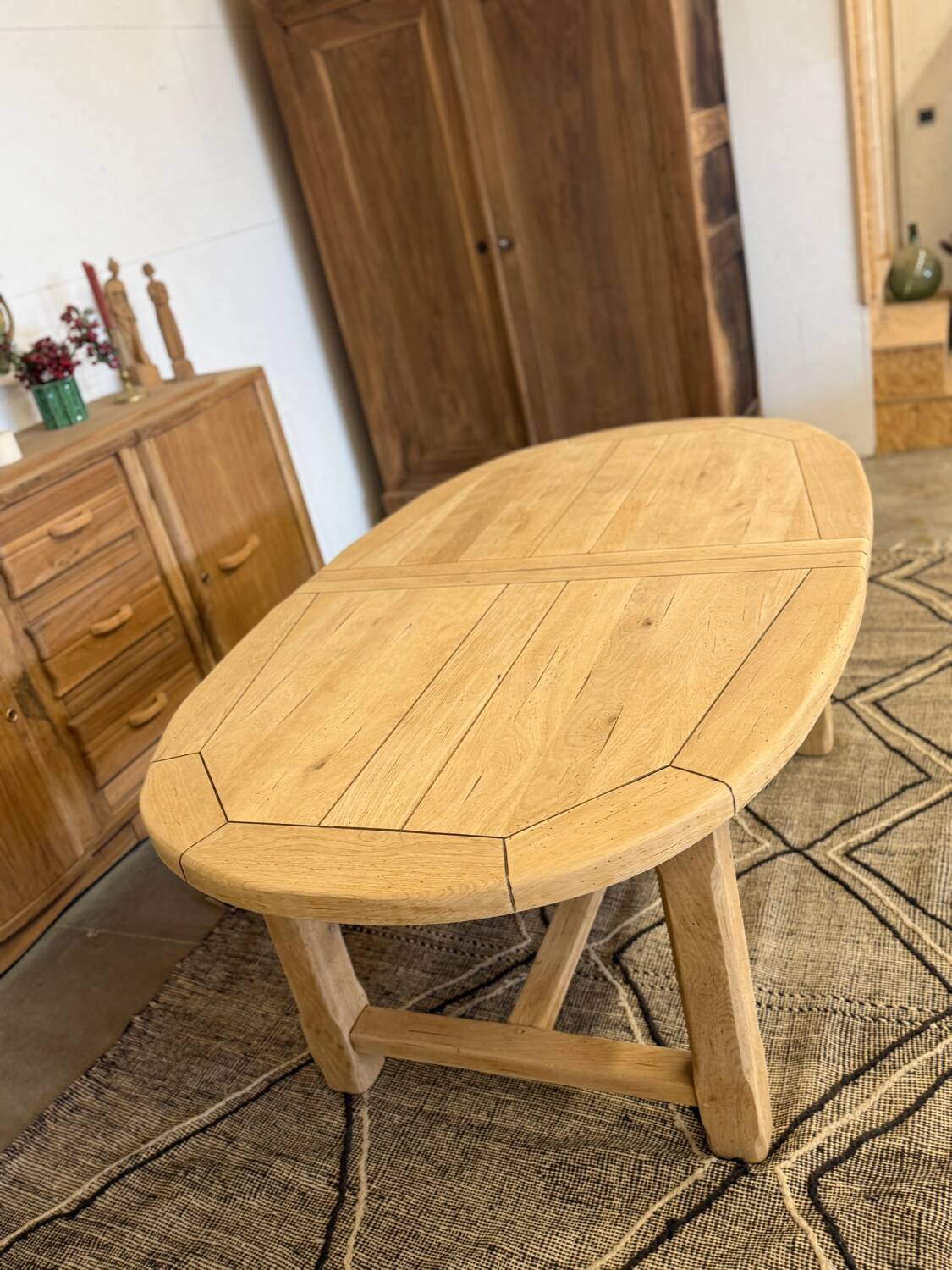 Extendable farmhouse table in solid oak