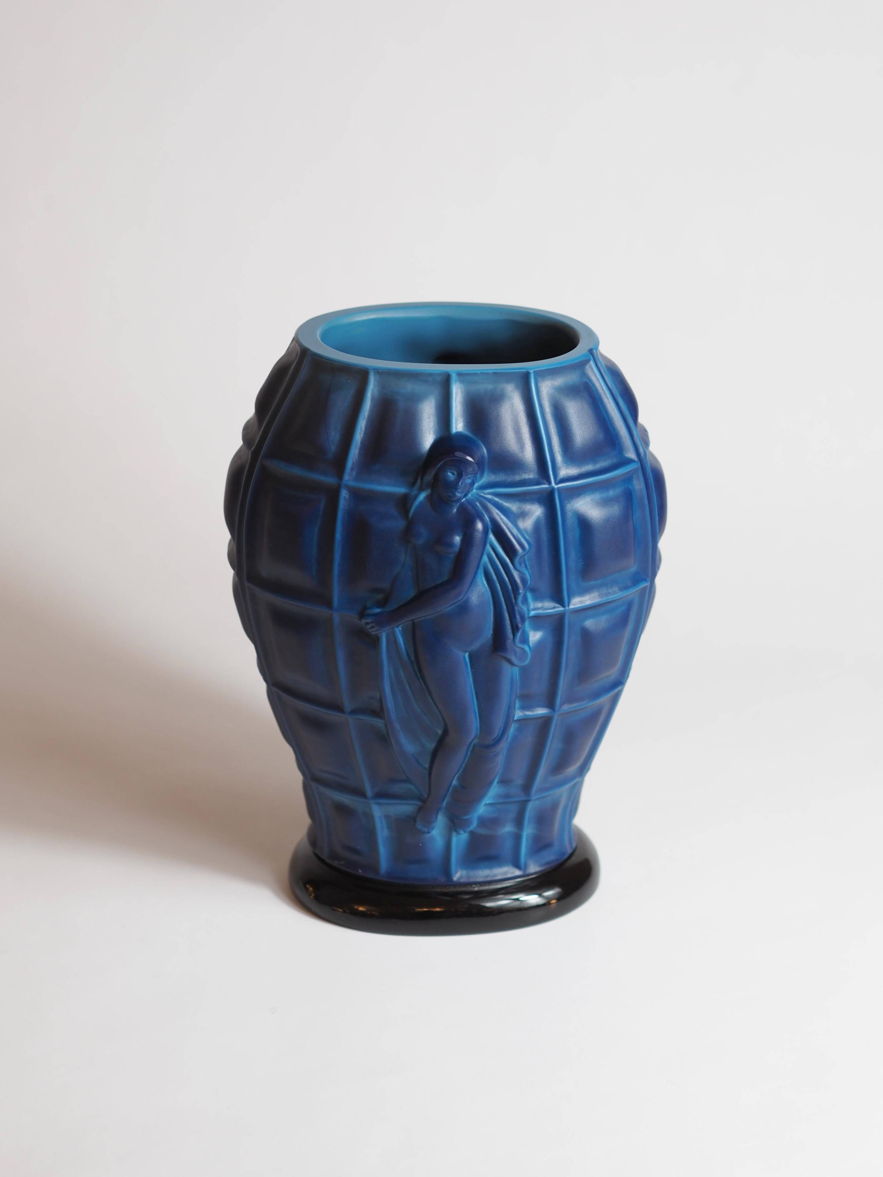 Vase Art Déco "Ingrid" en verre opaque bleu lapis par Henry Schlevogt