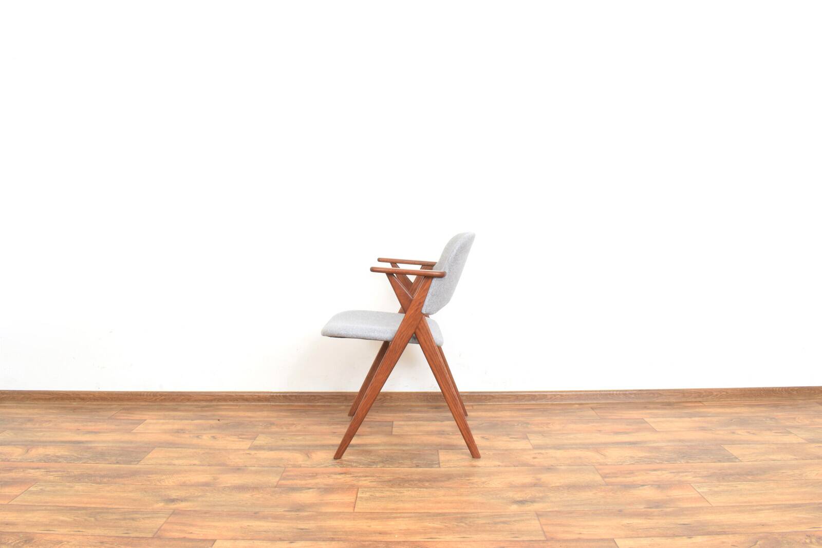 Chaise de salle à manger en chêne suédois du milieu du siècle de Broderna Johansson, années 1960.