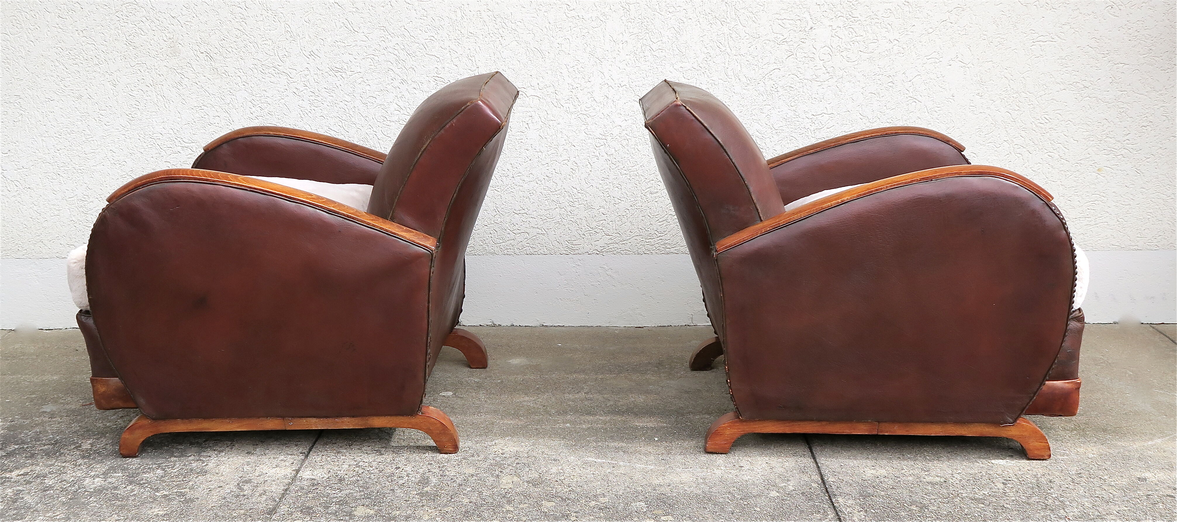 Paire de fauteuils art-déco en cuir
