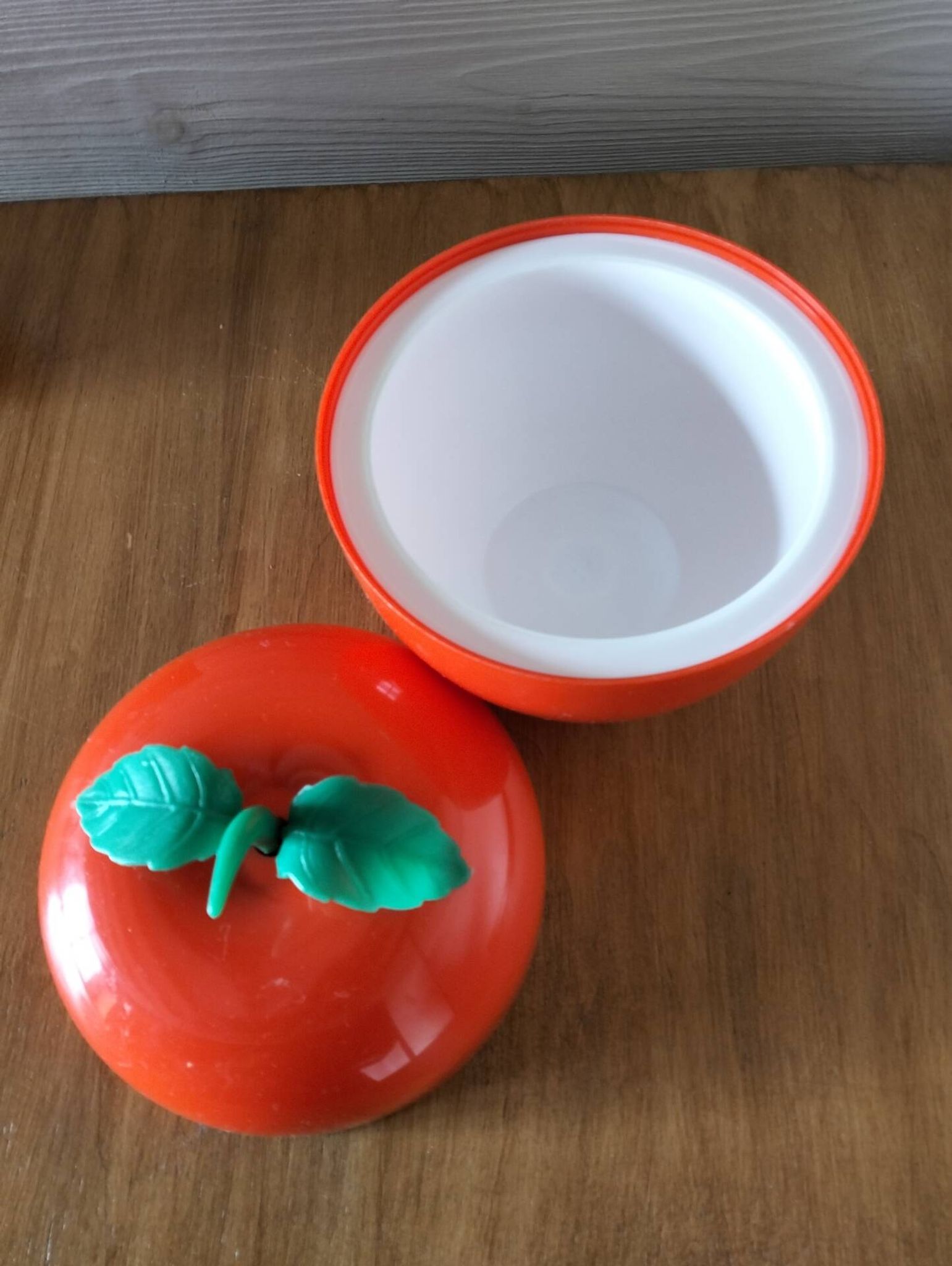 Apple ice bucket