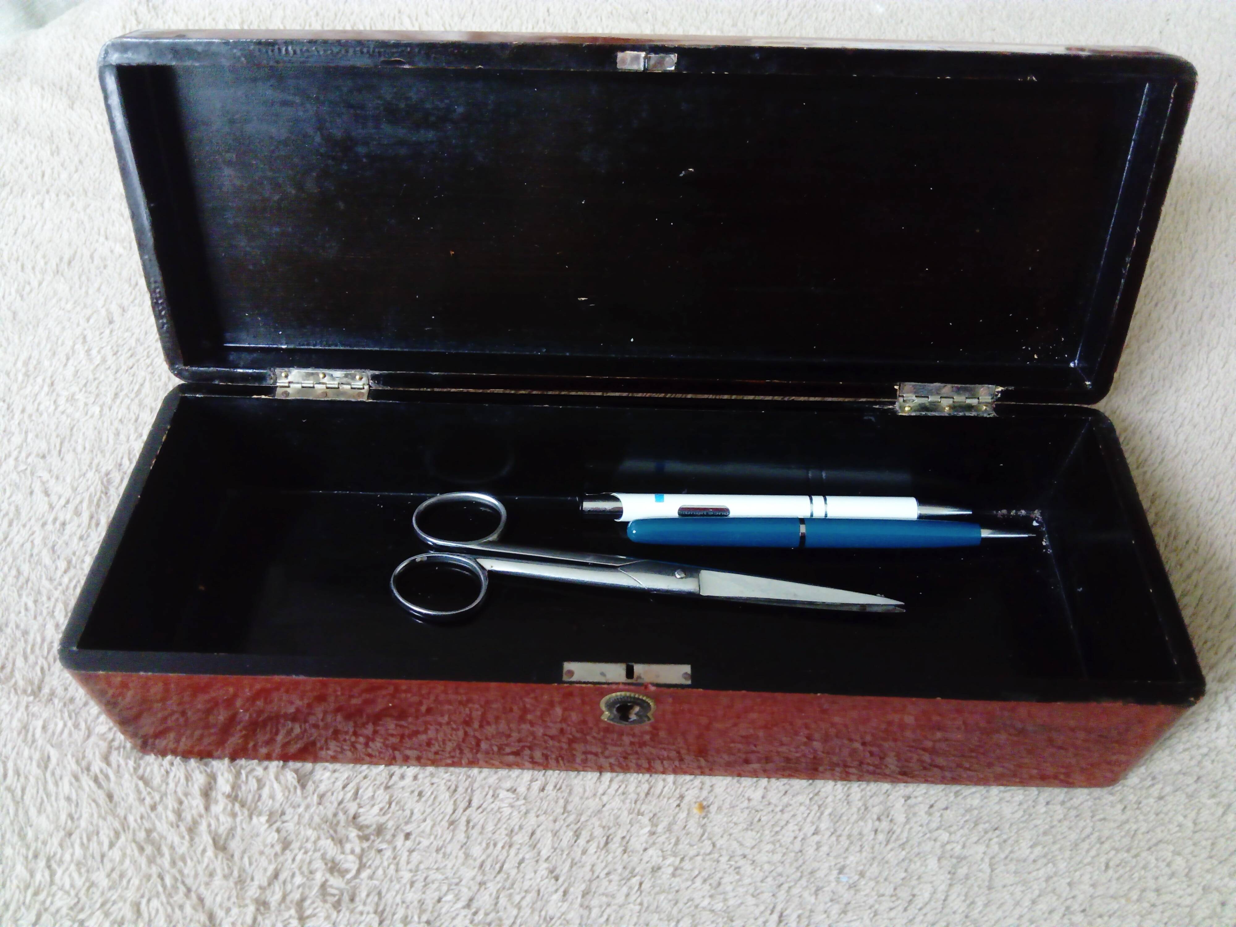 Glove box in lacquered wood decorated with 2 birds under wisteria