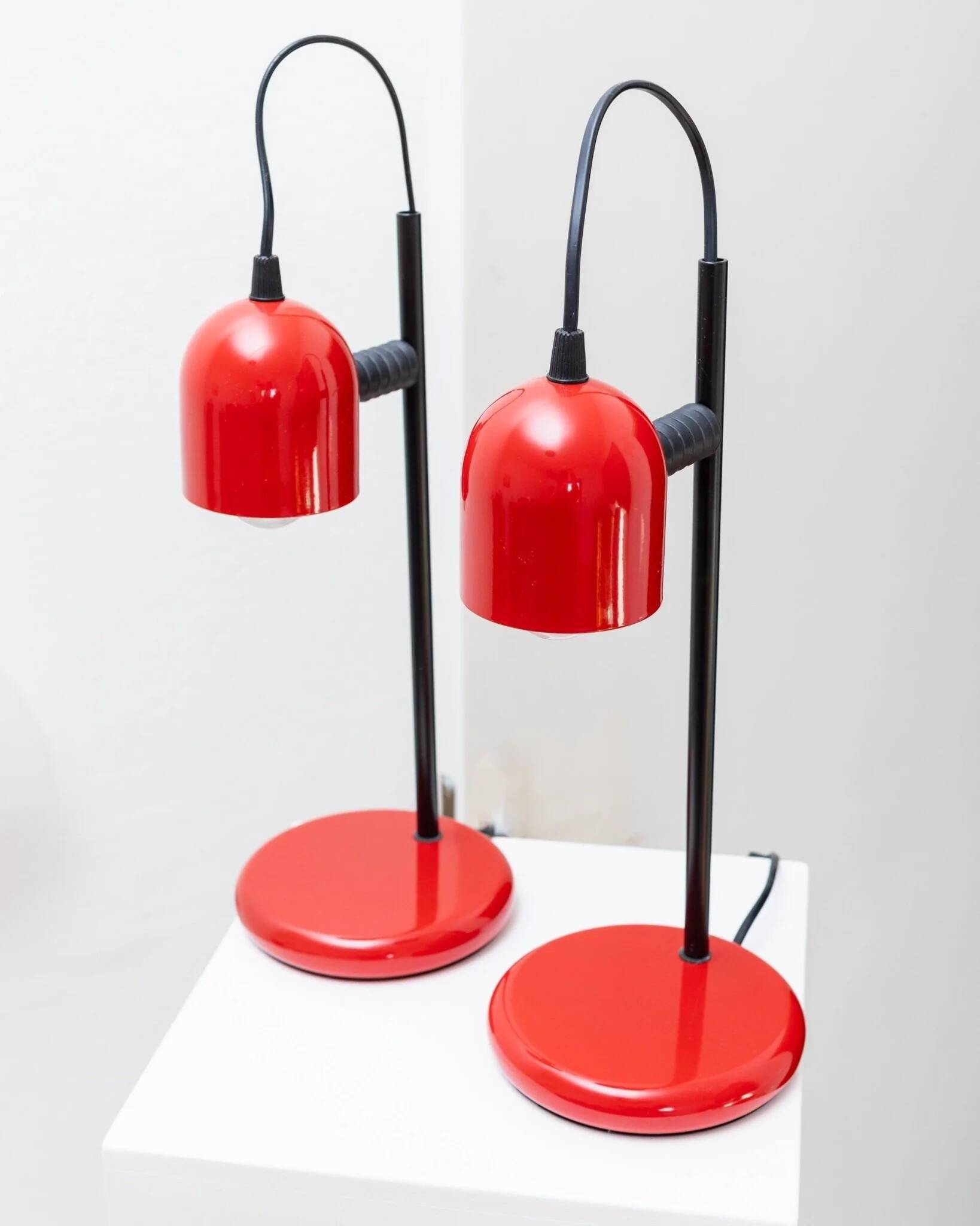 Set of 2 red metal table lamps with black stems, Memphis-Postmodern Italy 1980s