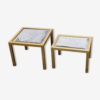 Set de 2 tables gigognes des années 70 en métal doré et miroir églomisé