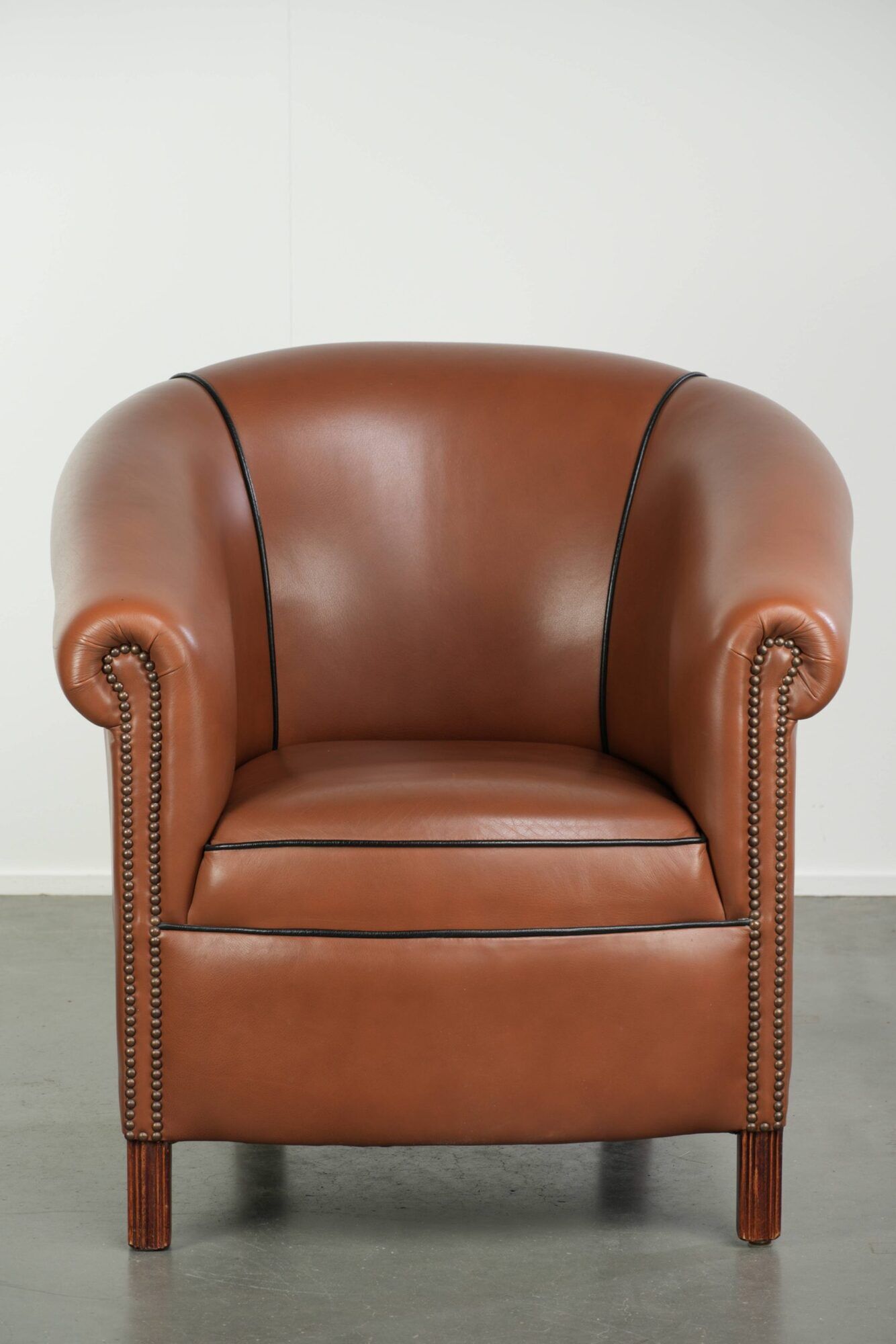 English cowhide club armchair with a luxurious finish and a good appearance
