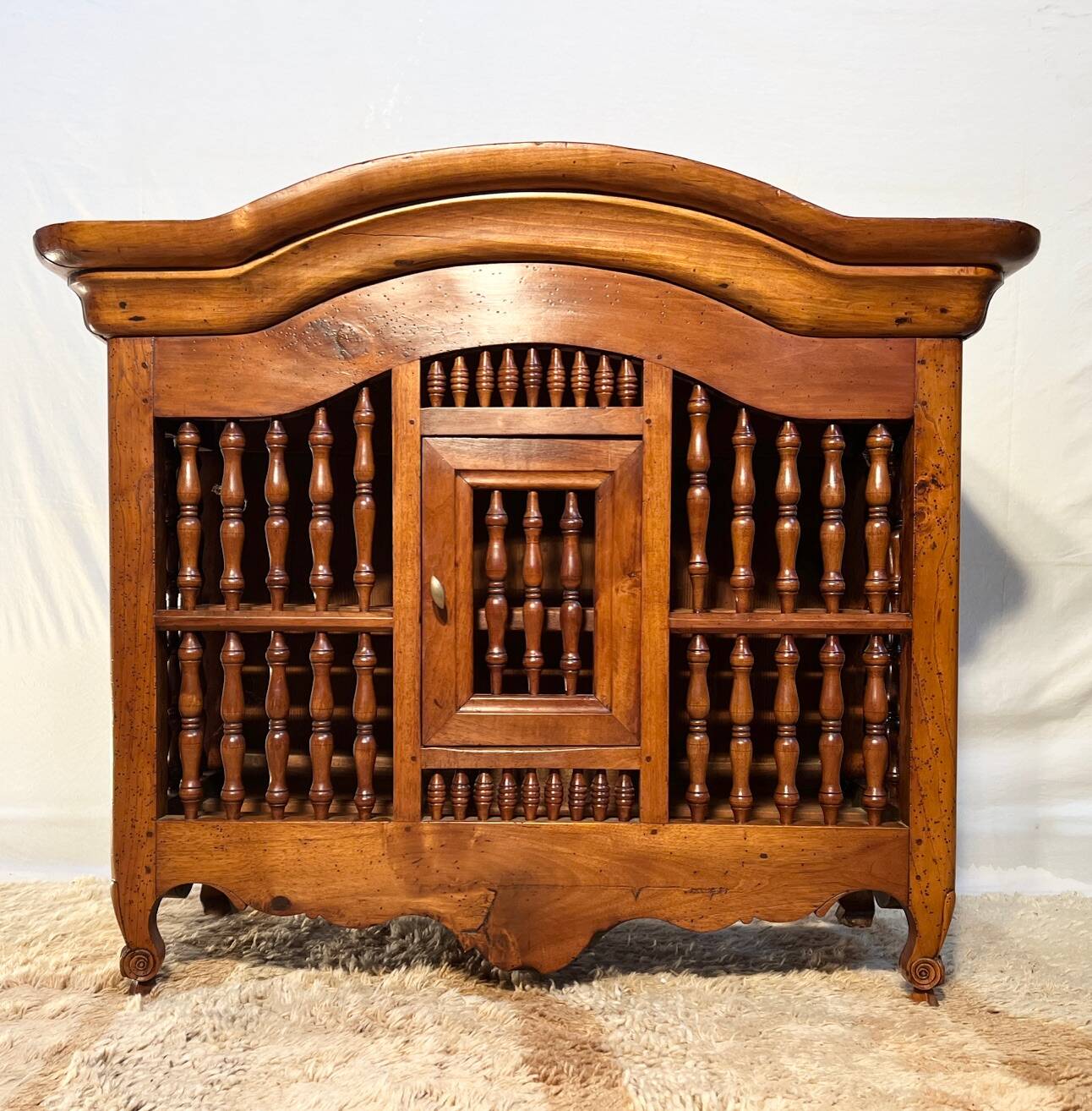 Panetière xviii, louis xv style walnut policeman's hat