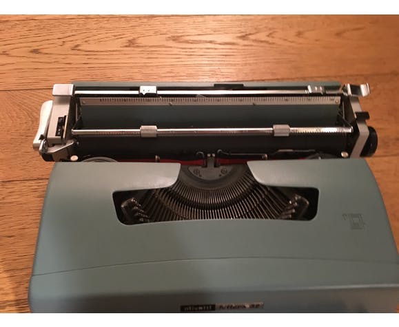Typewriter, Olivetti Lettera 32