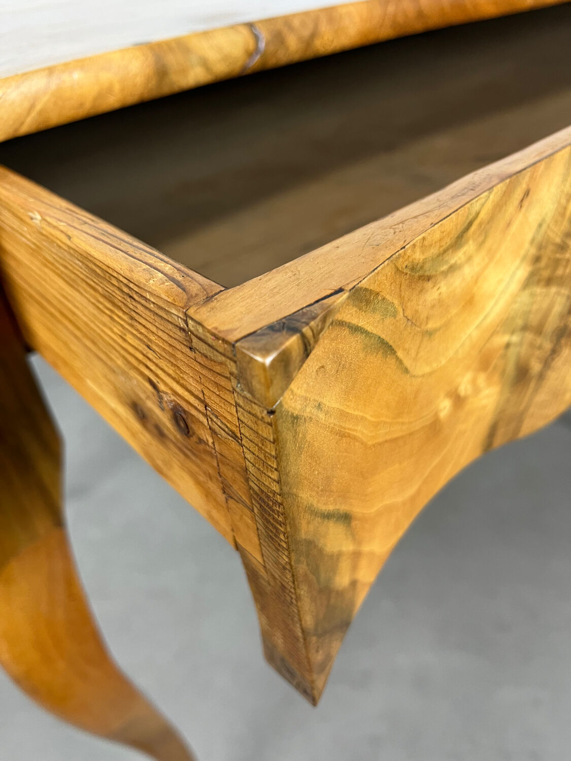 Table Louis XV noyer blond, début 19ème