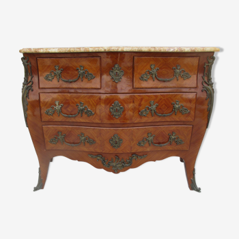 Commode galbée en marquetterie de style Louis XV