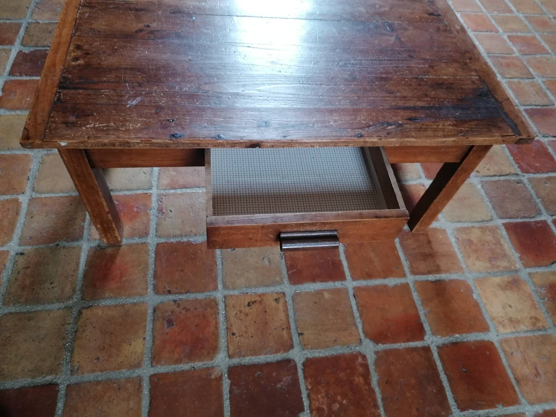 Solid wood coffee table with drawer