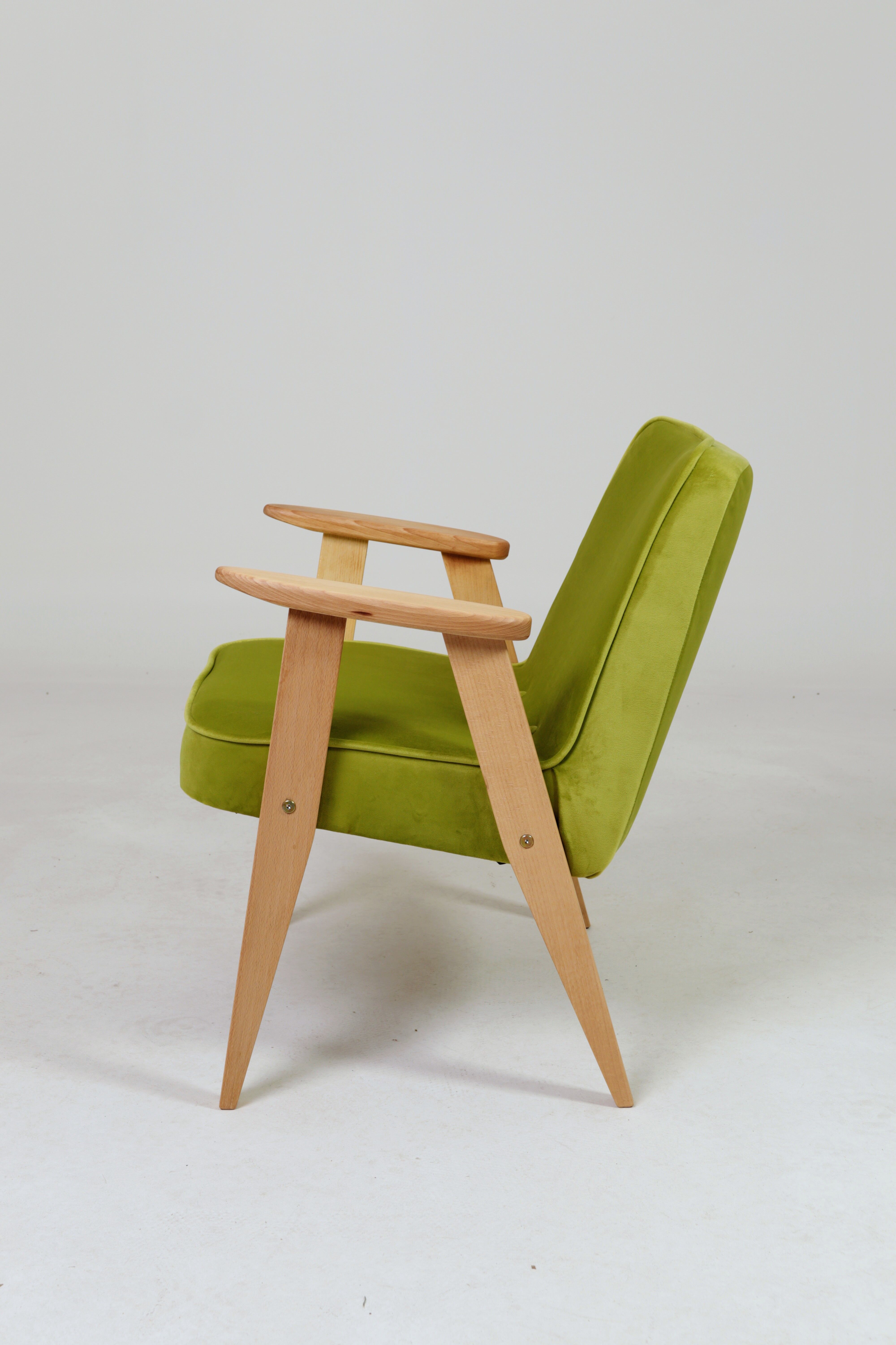 Fauteuil vintage en velours vert poire, bois naturel huilé.