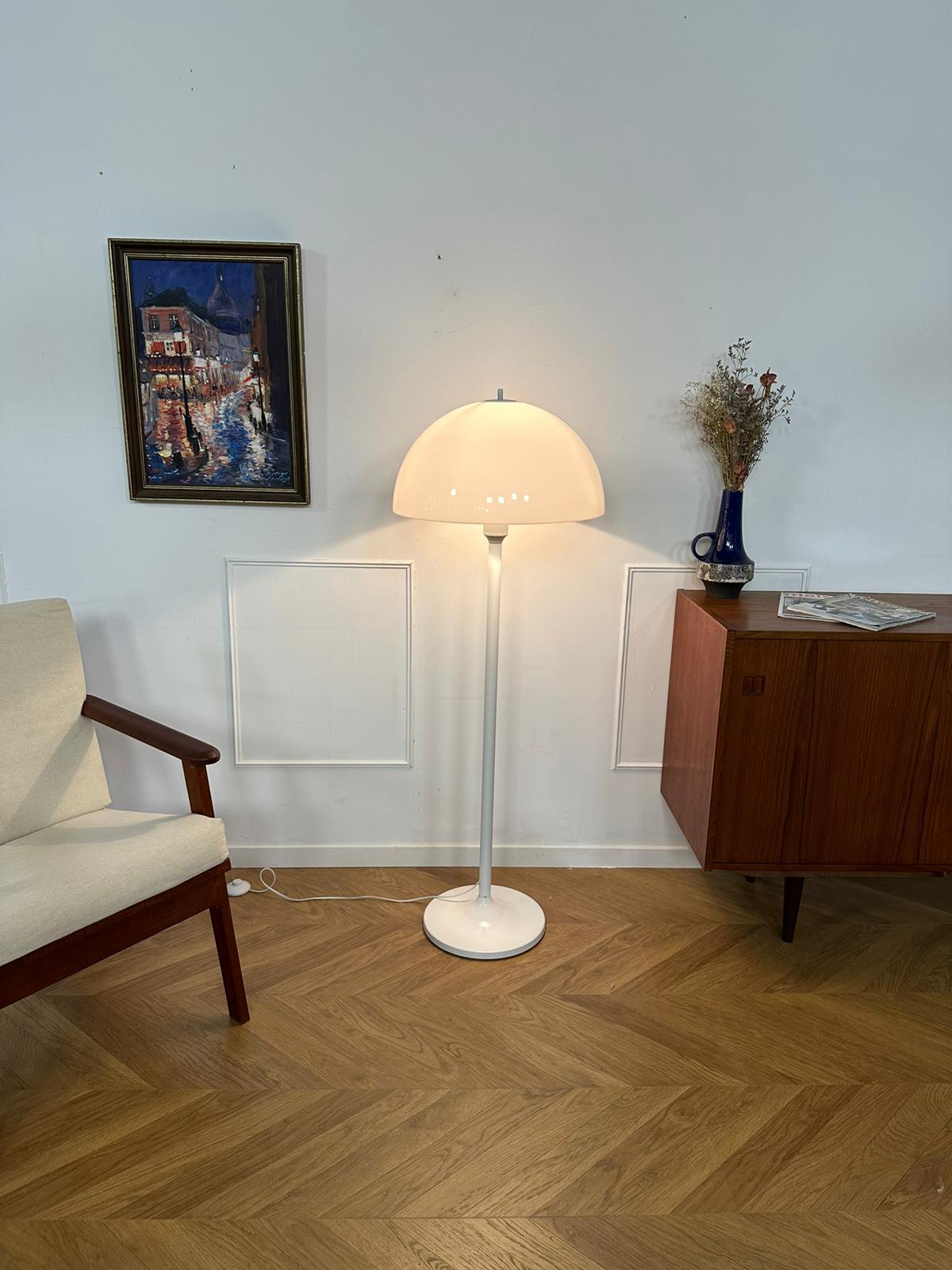 Lampe vintage blanche pied tulipe par Knud Christensen