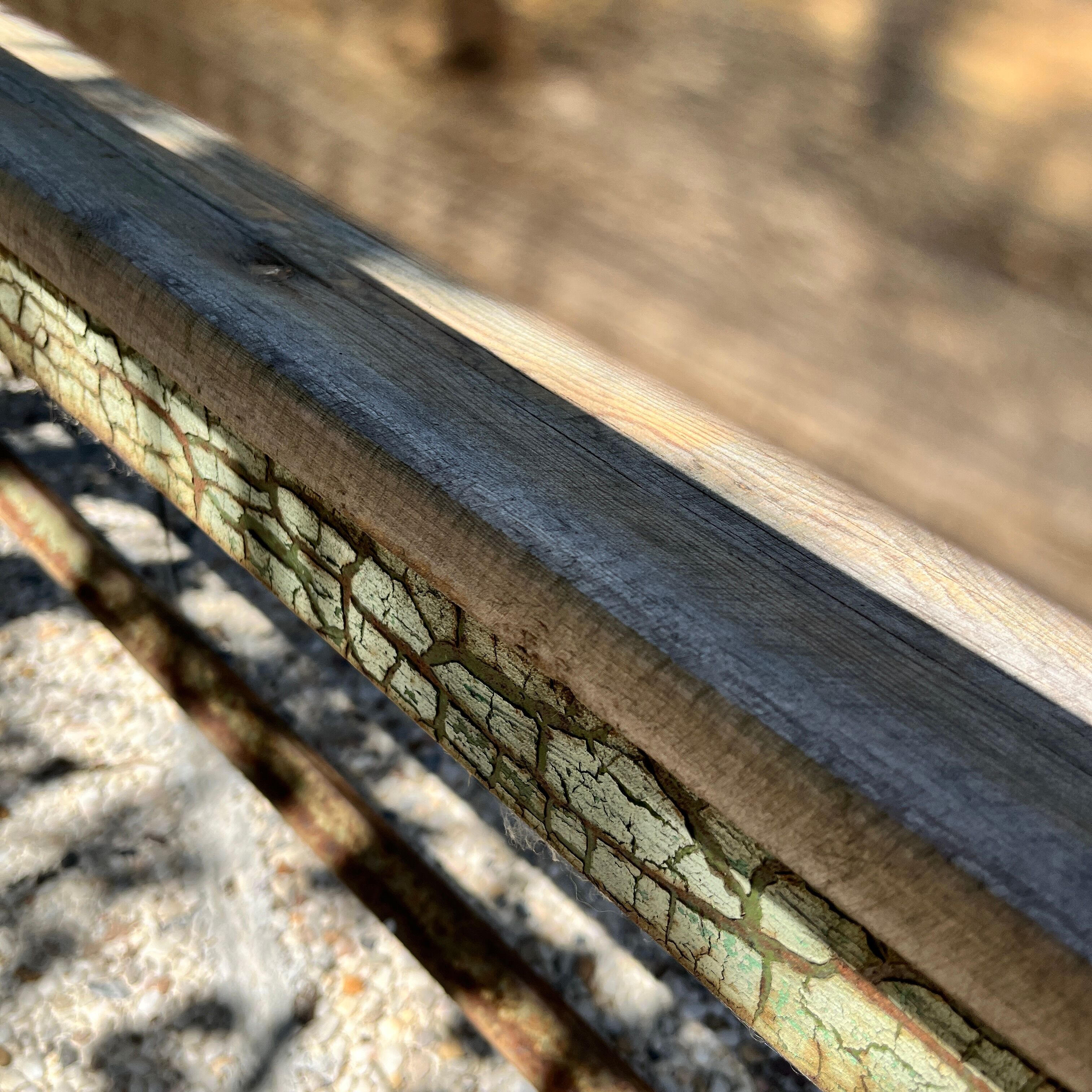 Garden bench in iron and wood and these 2 wooden stools