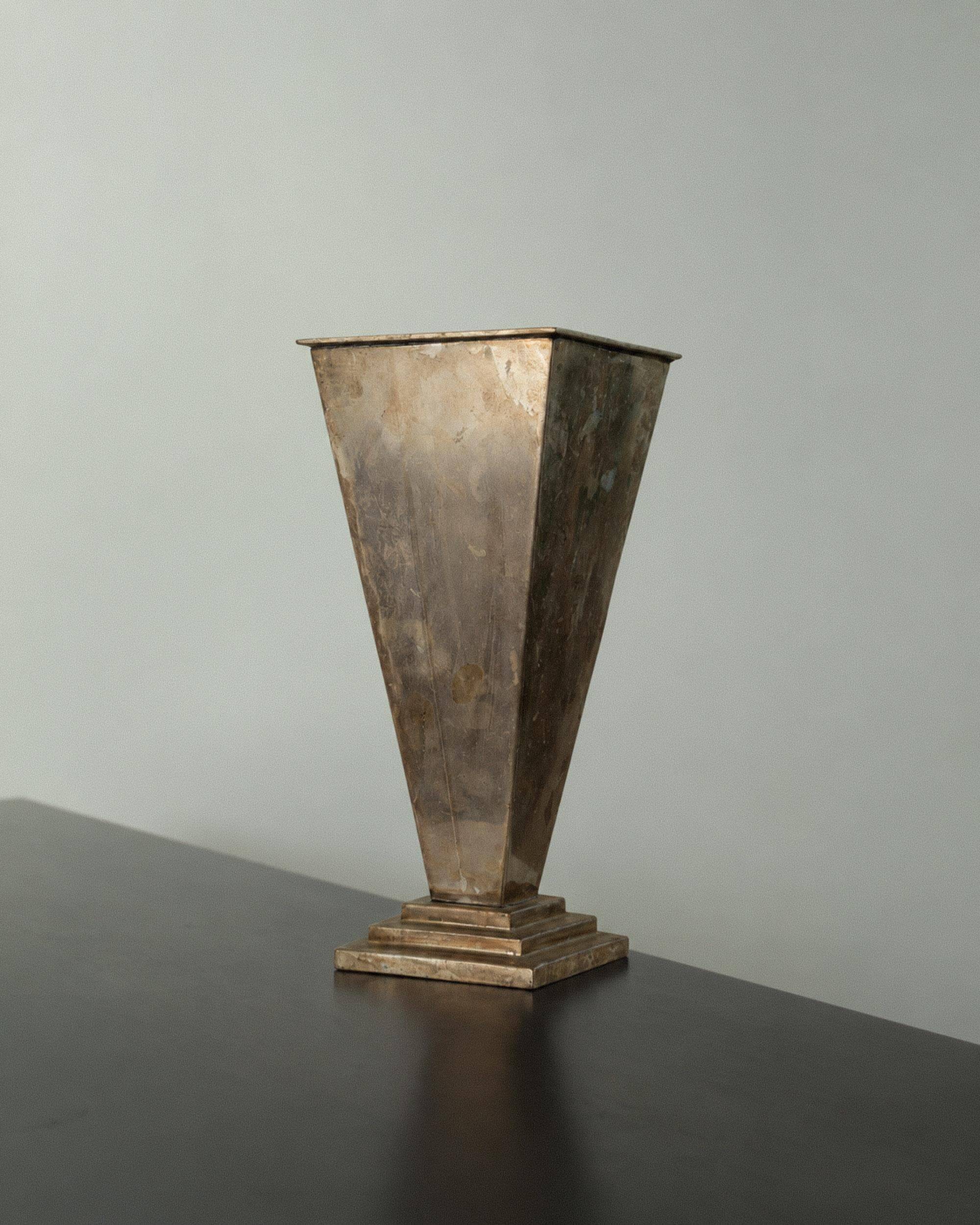 Vase pyramidal vintage en métal argenté des années 1980
