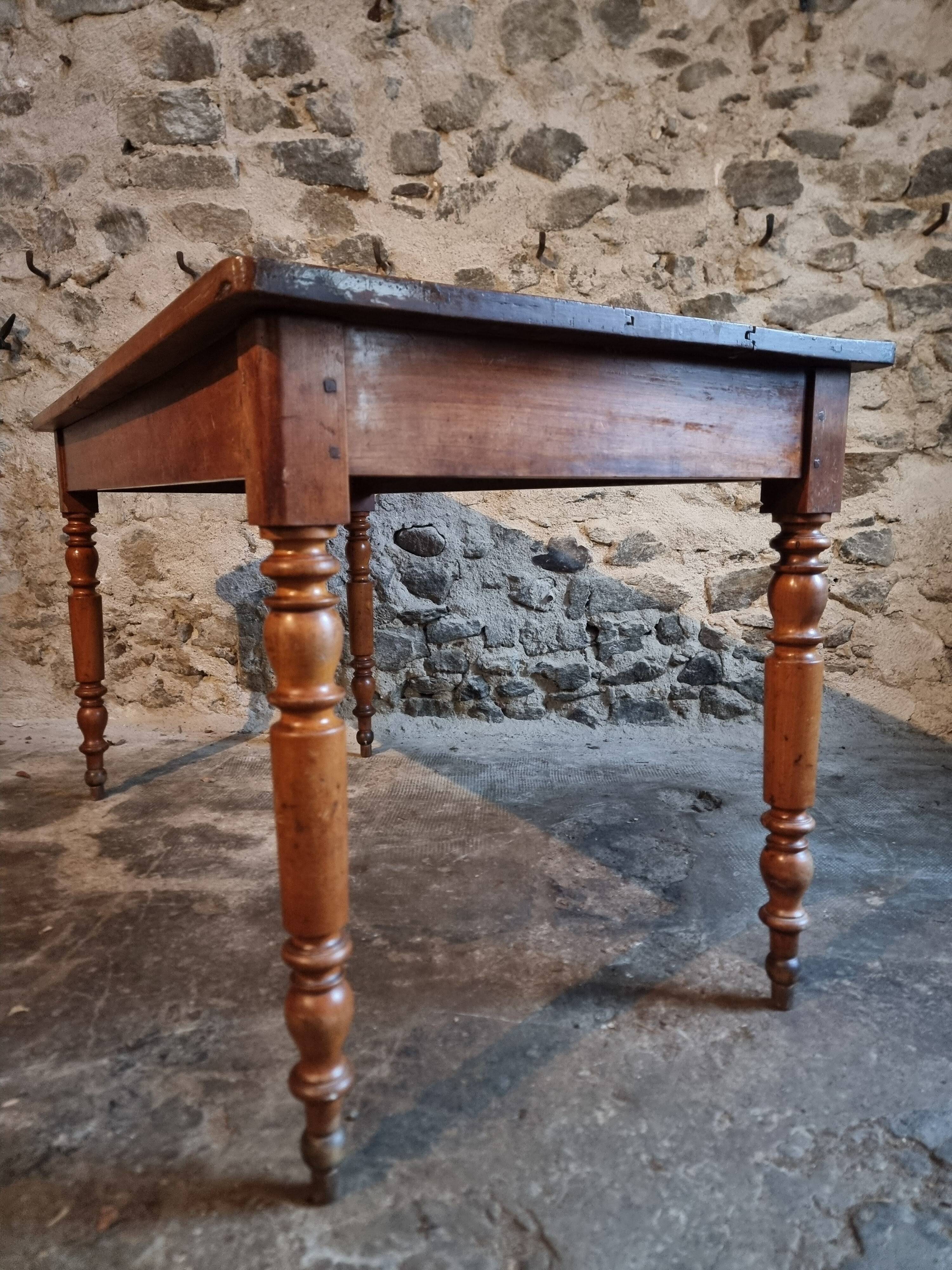 Antique dining table in French cherry wood 1900–1920 – Provincial farmhouse table