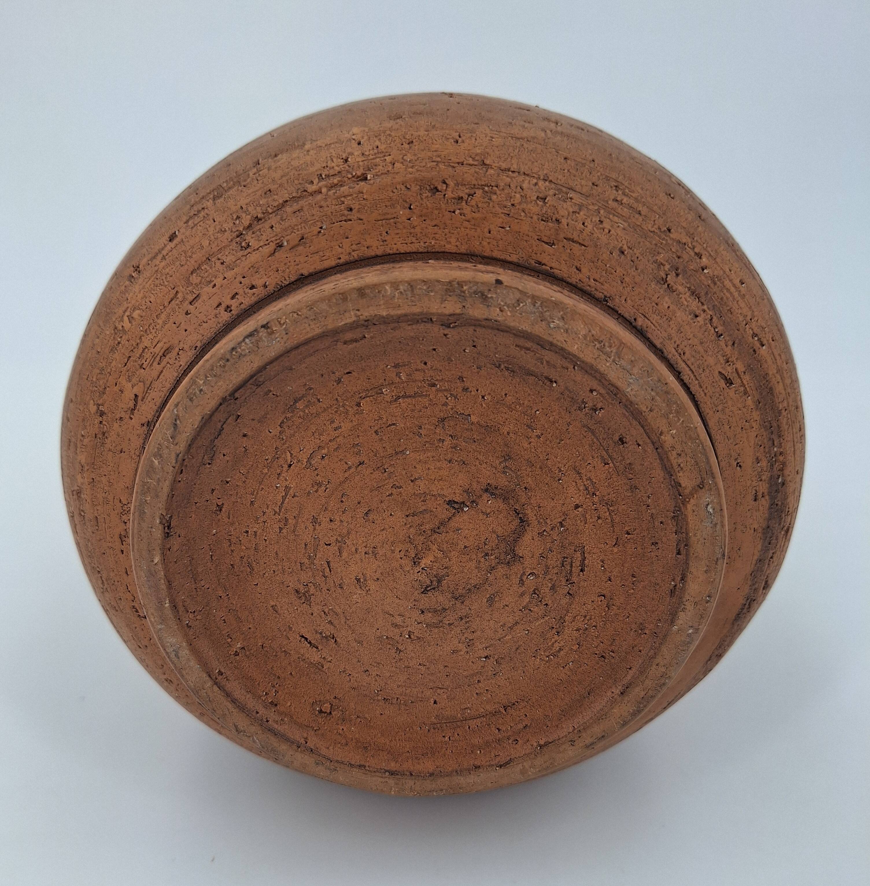 Vase in raw chamotte sandstone enameled with gold, Italy, Bitossi for Raymor, circa 1960/1970