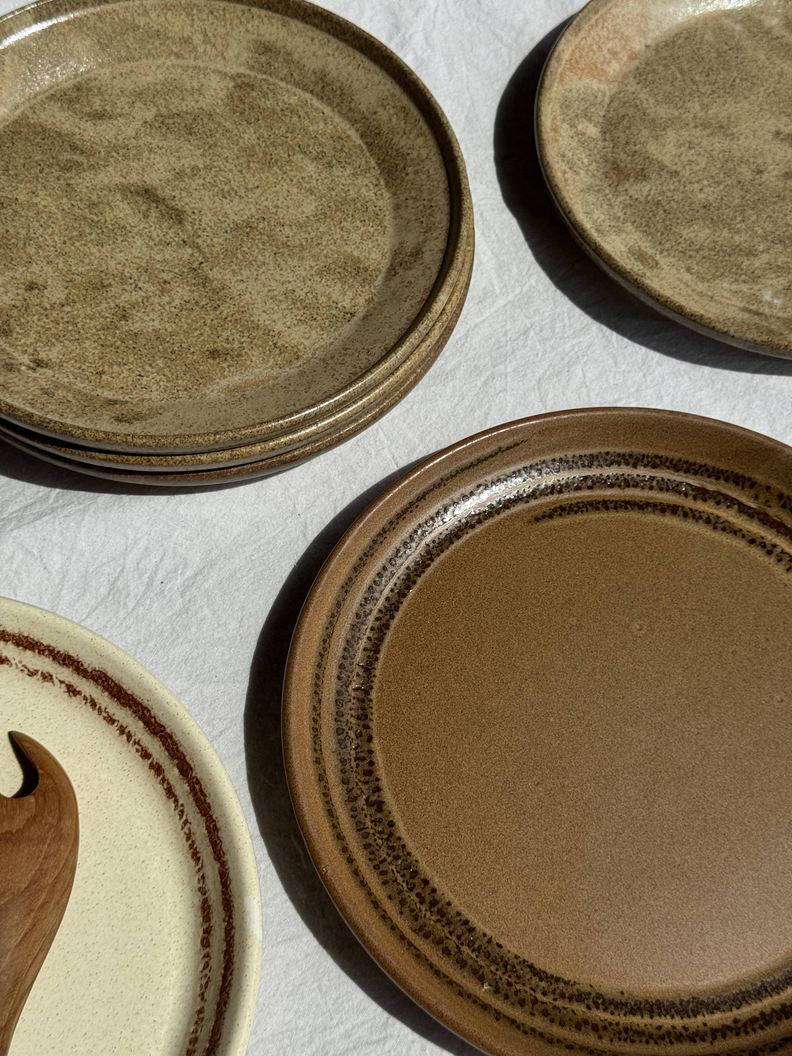 4 assiettes en grès brun
