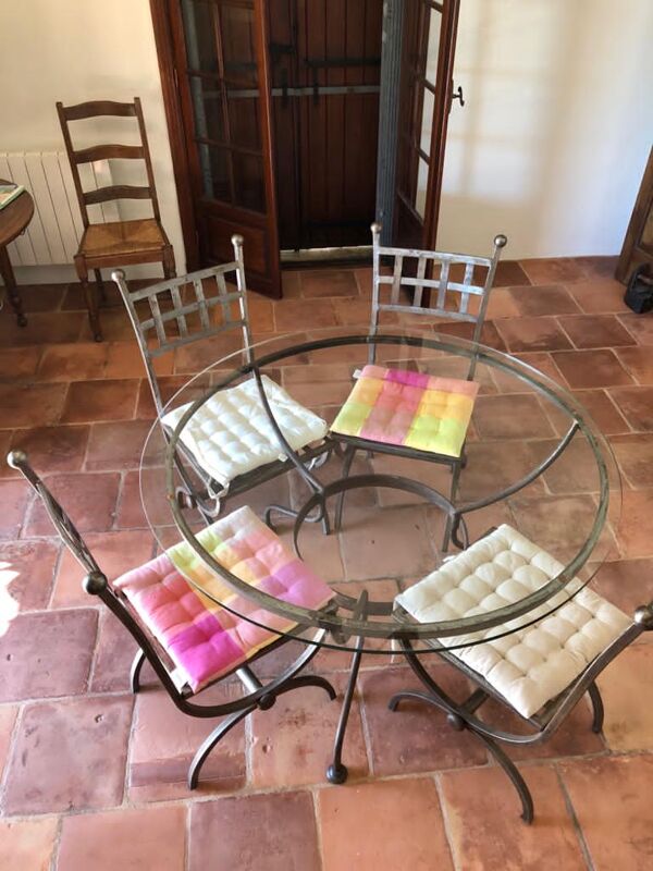 Table fer forgé et verre 4 chaises